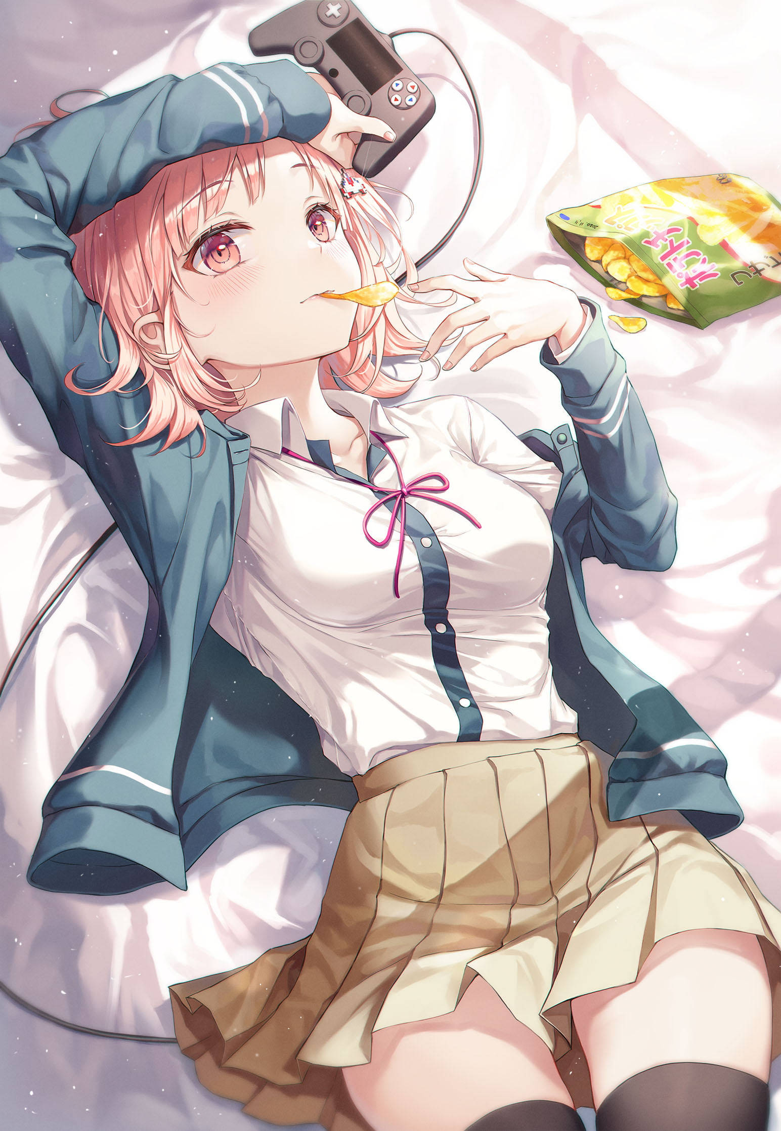 終極玩家Chiaki Nanami 壁紙 — 粉紅色頭髮的動漫女學生穿著校服躺在床上，一邊吃薯片一邊拿著遊戲手掣。