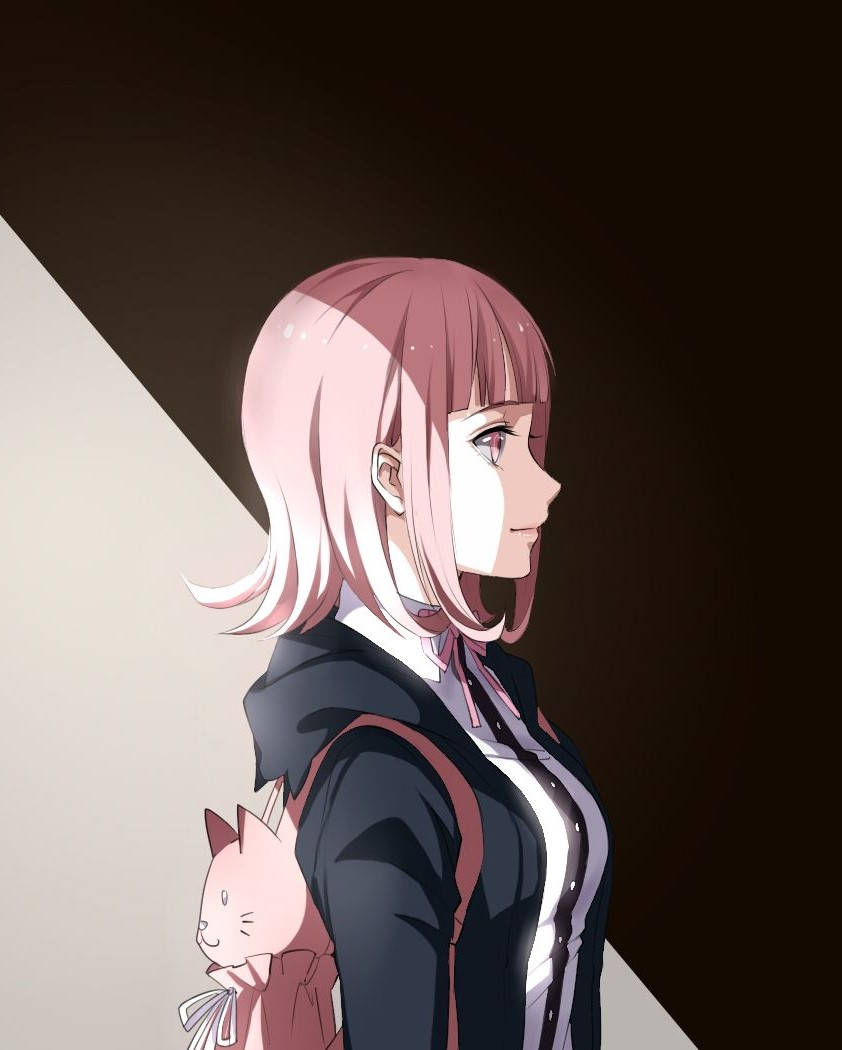 Chiaki Nanami 告別絕望 壁紙 — 一位粉紅色頭髮的動漫女孩穿著深色連帽衫，背著粉紅色貓咪背包，在鮮明的對角線光影背景下溫柔微笑。