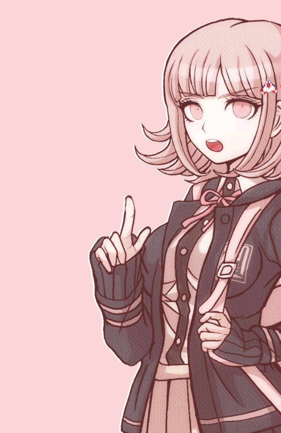 Chiaki Nanami 粉色背景 壁紙 — 一位粉紅色頭髮的動漫女孩穿著校服，在純粉紅色背景上露出驚訝的表情向上指。