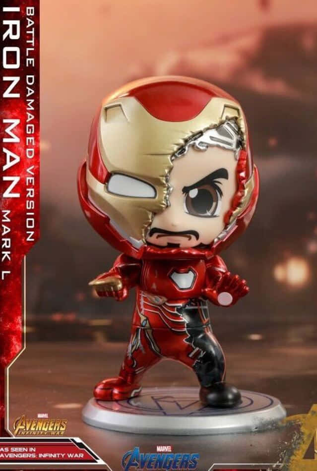 Iron Man Bobbleheads 桌布 壁紙 — Chibi Iron Man Mark L 戰鬥損壞人偶，戴著半臉頭盔，表情憤怒，站在圓形底座上，背景是火焰。
