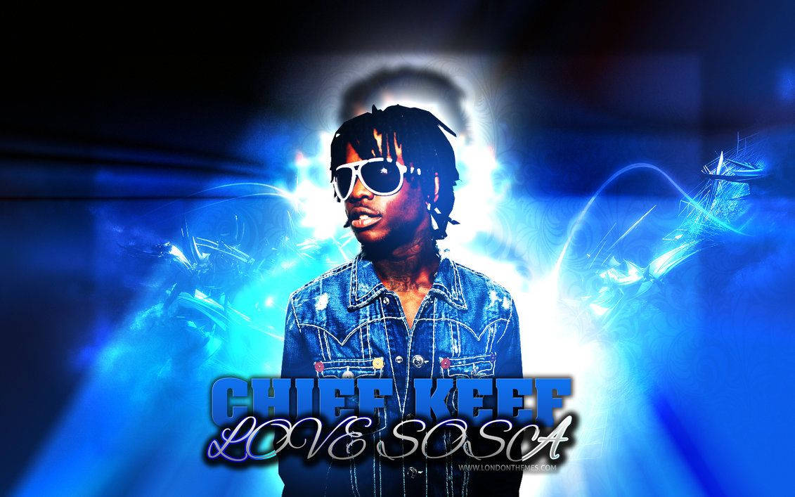 Chief Keef 戴太陽眼鏡、穿牛仔外套，帶有發光藍色霓虹效果。