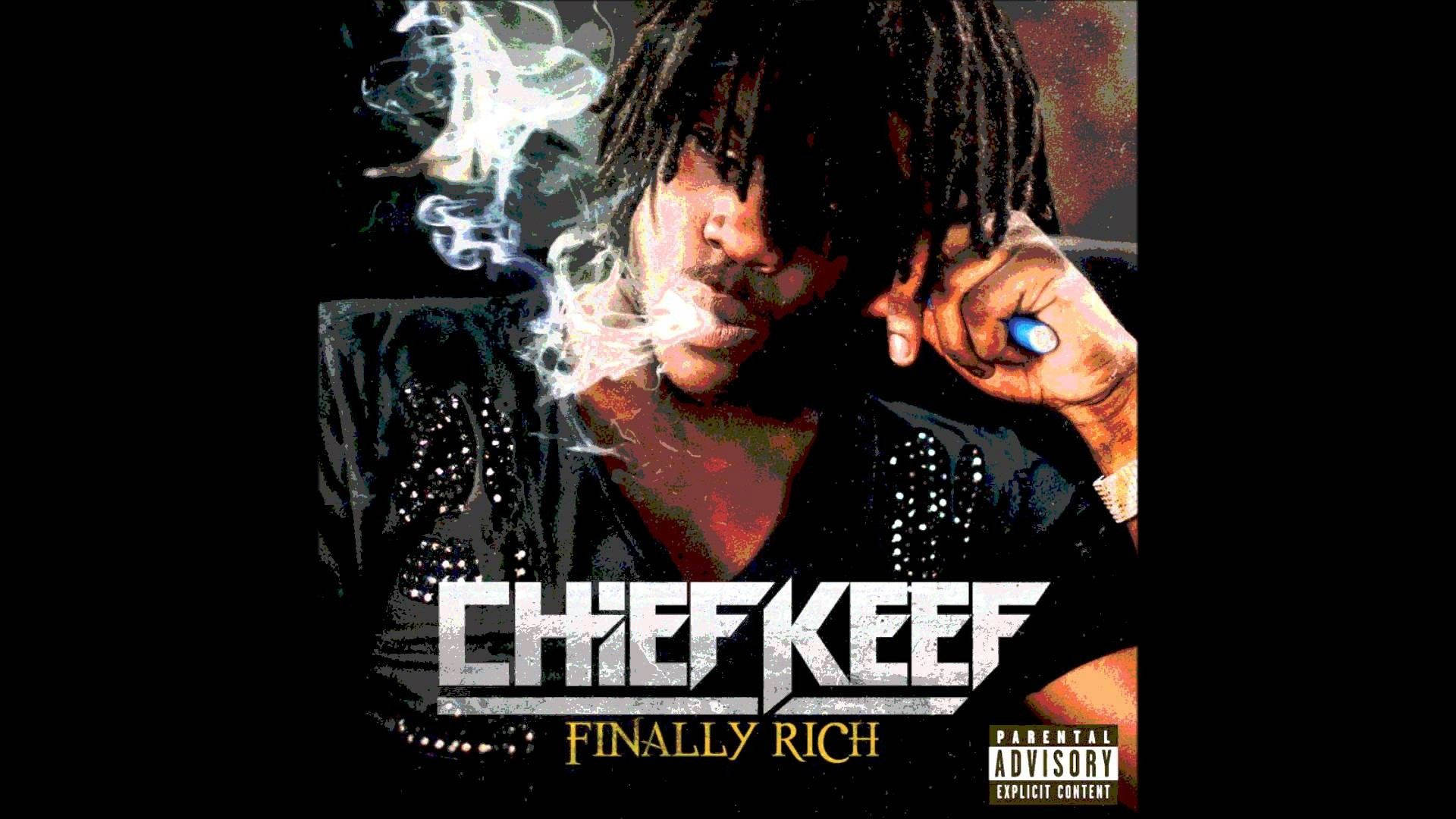 Chief Keef 手持發光藍色電子煙筆並呼出煙霧。