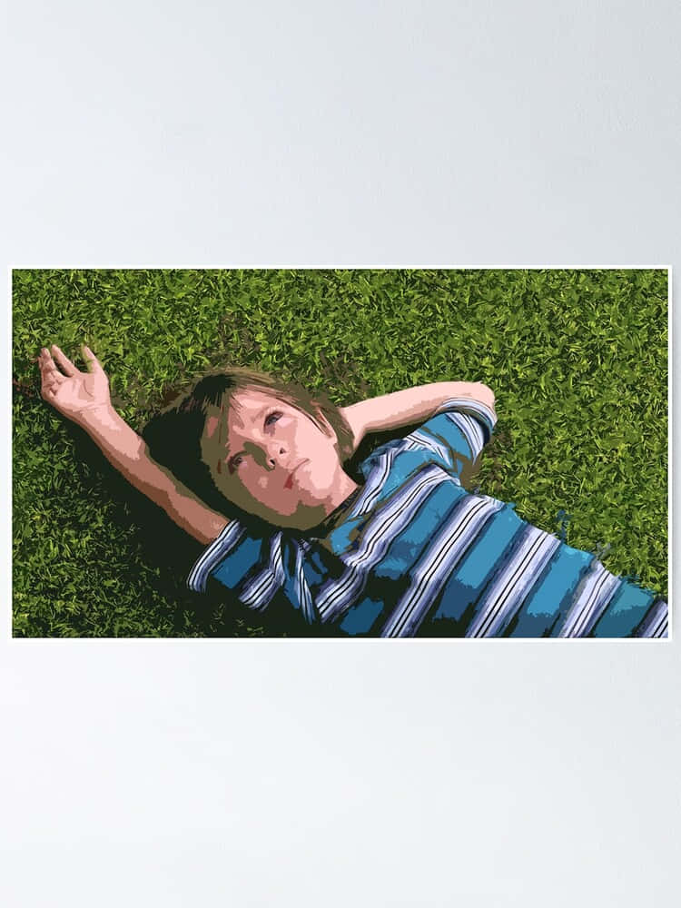 Boyhood 桌布 壁紙 — 一個穿著條紋衫的孩子躺在鮮綠色的草地上，張開雙臂仰望天空。