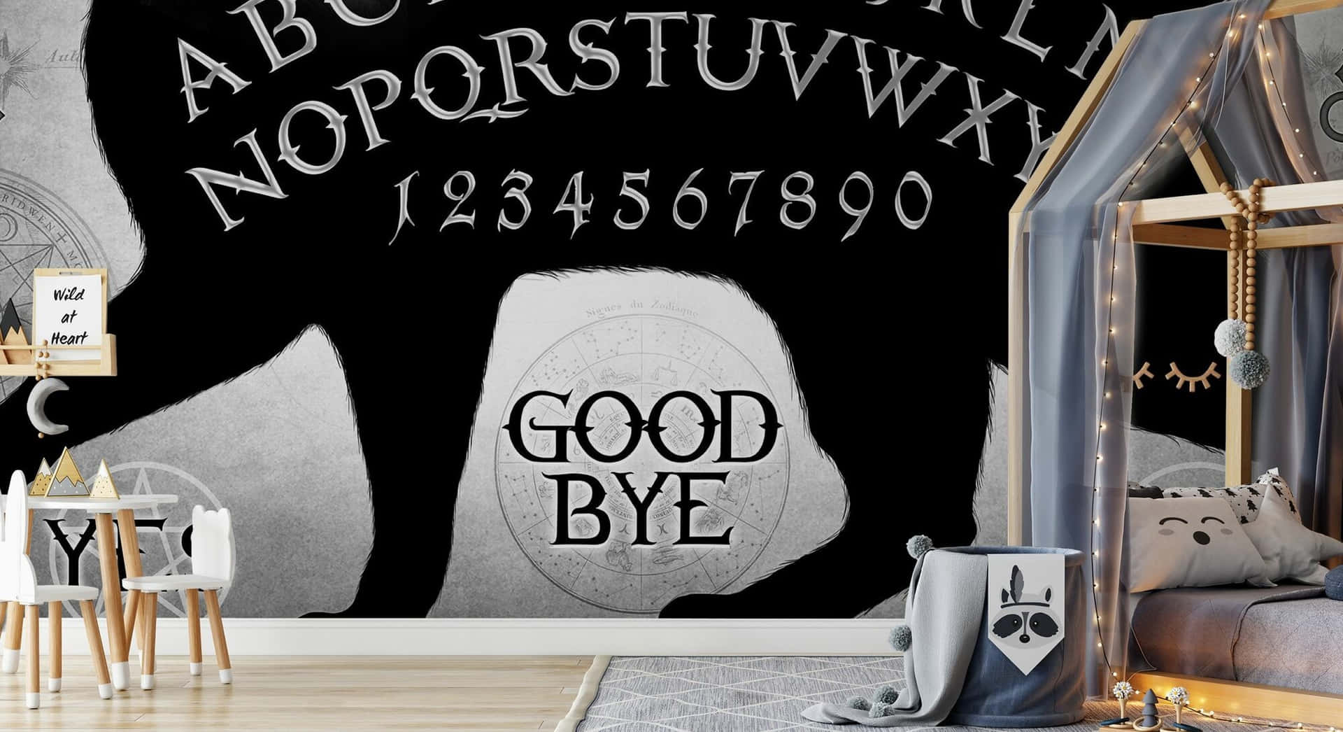  壁紙 — 兒童房內有一幅大型黑白 Ouija 板壁畫，上面寫有「GOOD BYE」字樣，還有一張帶仙女燈的木製天篷床。
