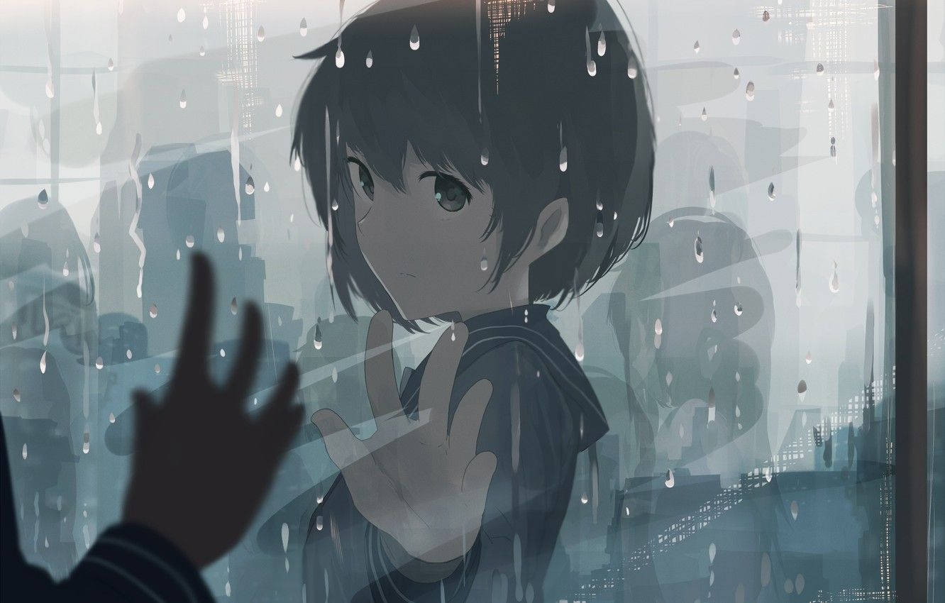 一個悲傷的動漫女孩看著下雨的窗外，一隻手按壓著玻璃。