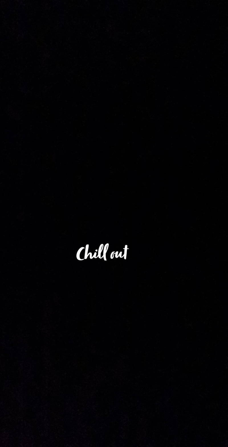 白色「Chill Out」文字 壁紙 — 極簡黑色背景，中央有白色草書文字寫著 chill out，適合放鬆。