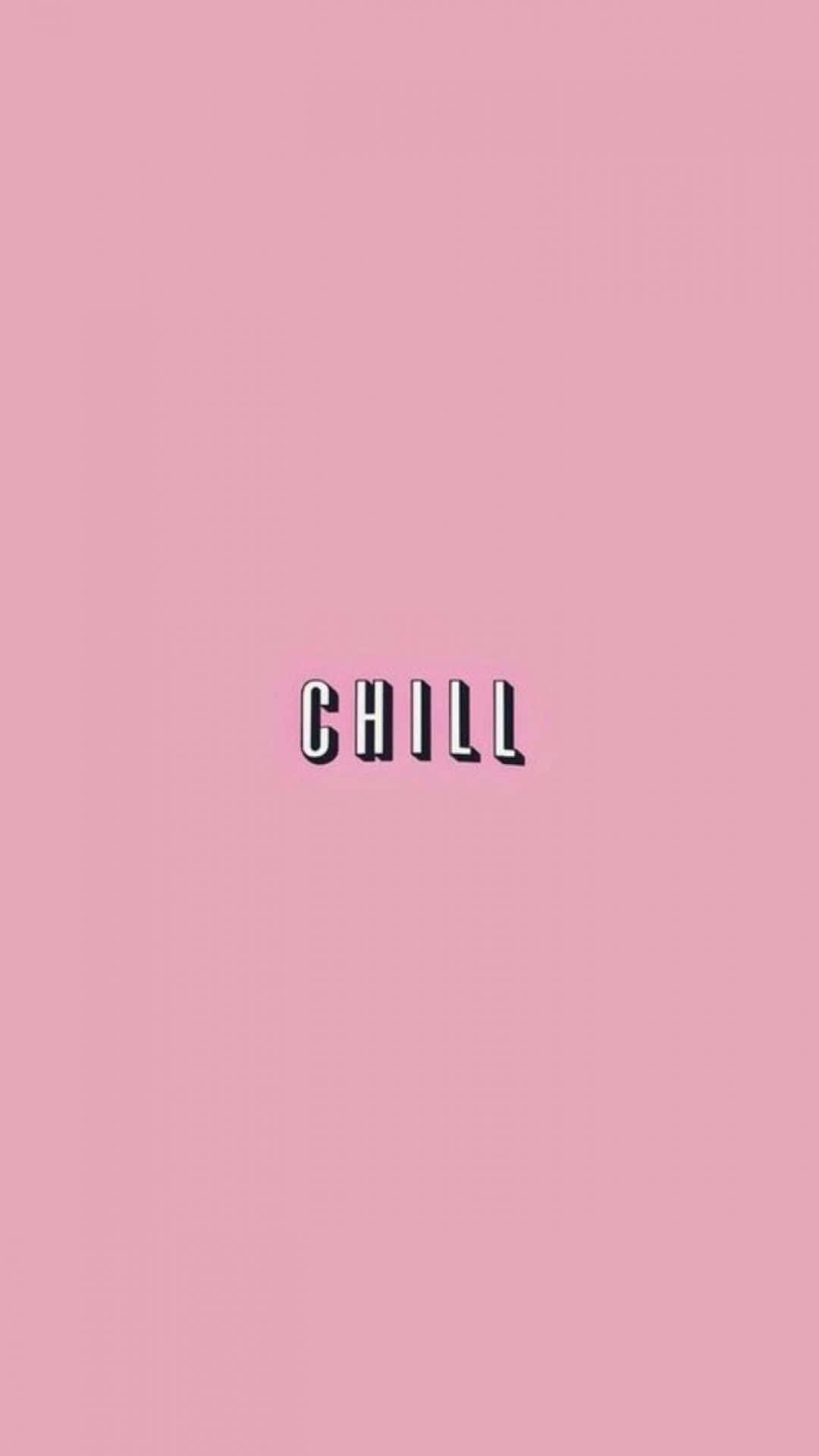放鬆 桌布 壁紙 — 「chill」呢個字以粗體黑色字體置中喺柔和粉紅色背景上。