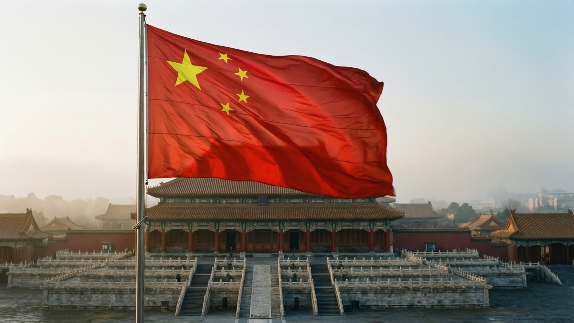 紅色中國國旗在故宮建築前飄揚，背景有石階和霧氣