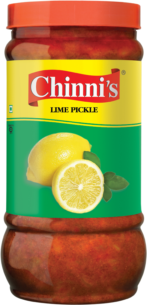 Chinni's 檸檬醃漬產品圖 壁紙 — 一瓶Chinni's青檸醃菜，帶有鮮黃色標籤和紅色蓋子，裝滿辛辣微紅的醃菜和新鮮檸檬。