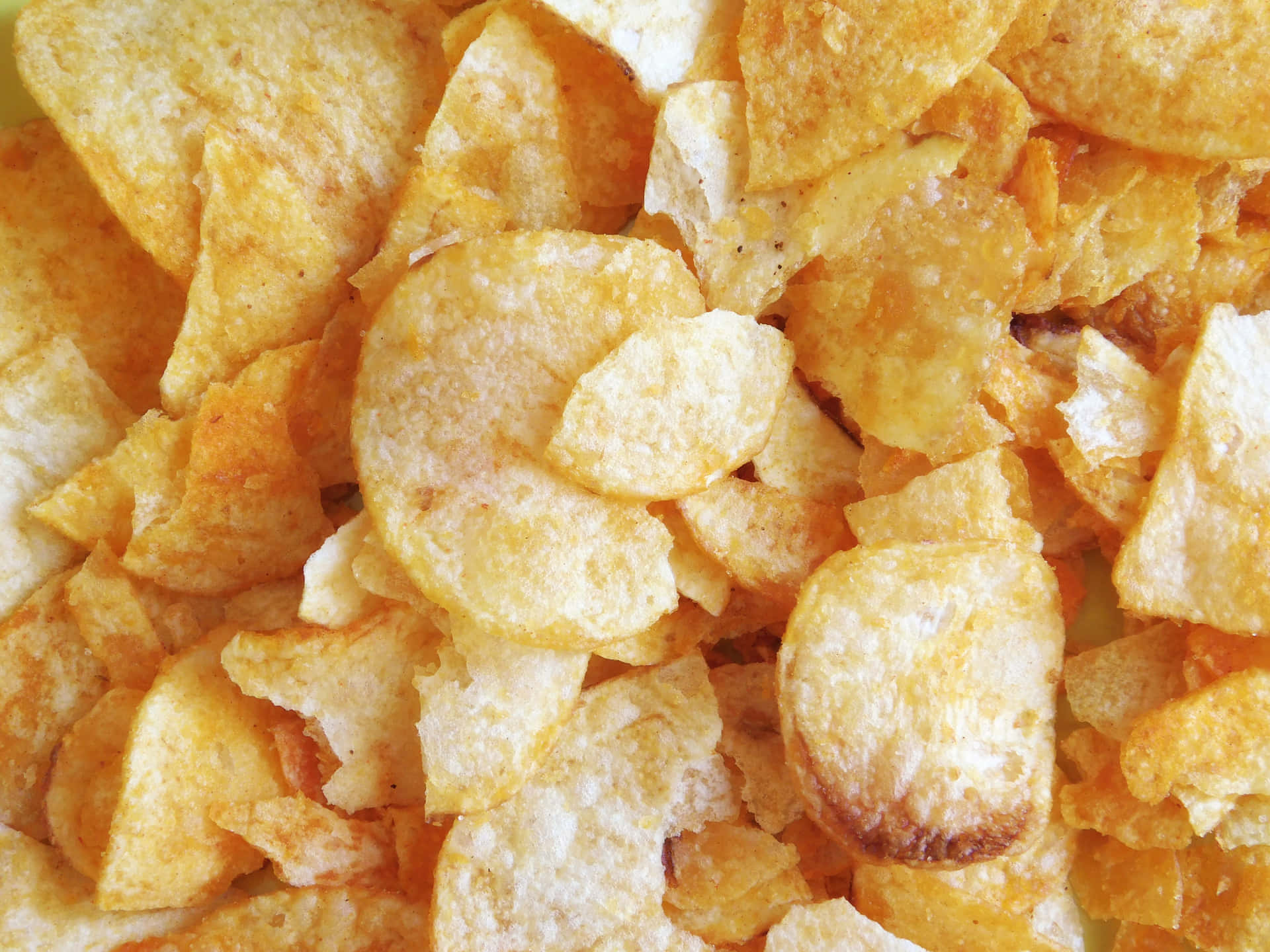 一堆金黃色脆口薯片，鹽晶清晰可見