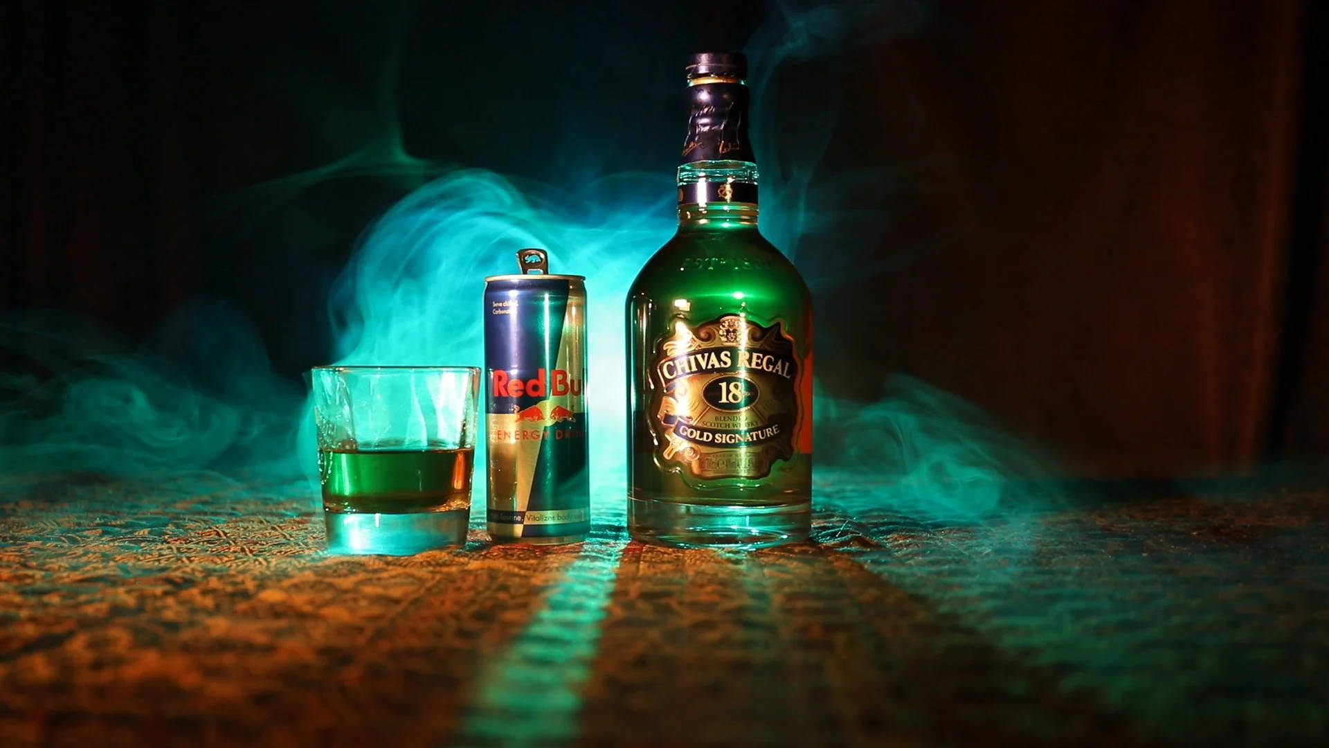 Chivas Regal 18酒瓶和Red Bull罐在帶有紋理的表面上，散發青綠色光芒和煙霧。