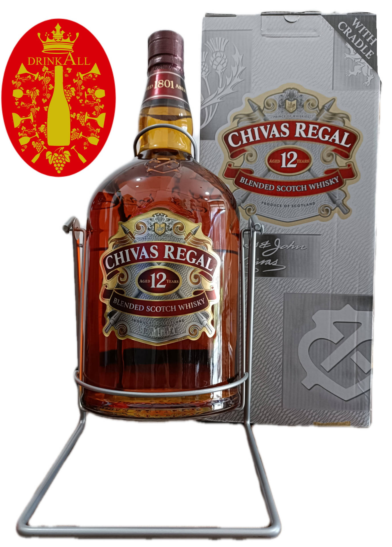 芝華士威士忌瓶放在金屬支架上，附有品牌盒子和紅色DrinkAll標誌。