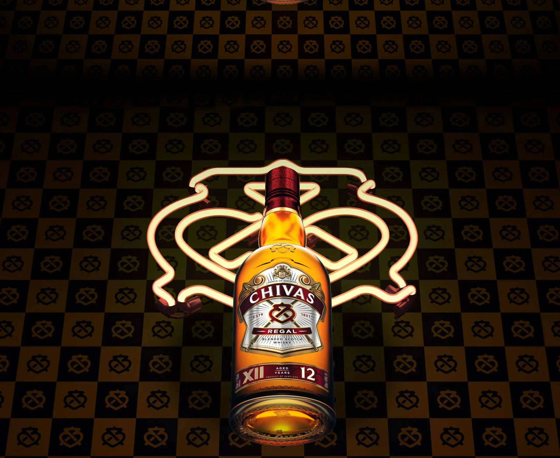 Chivas Regal威士忌酒瓶在格仔背景上被霓虹燈牌照亮。