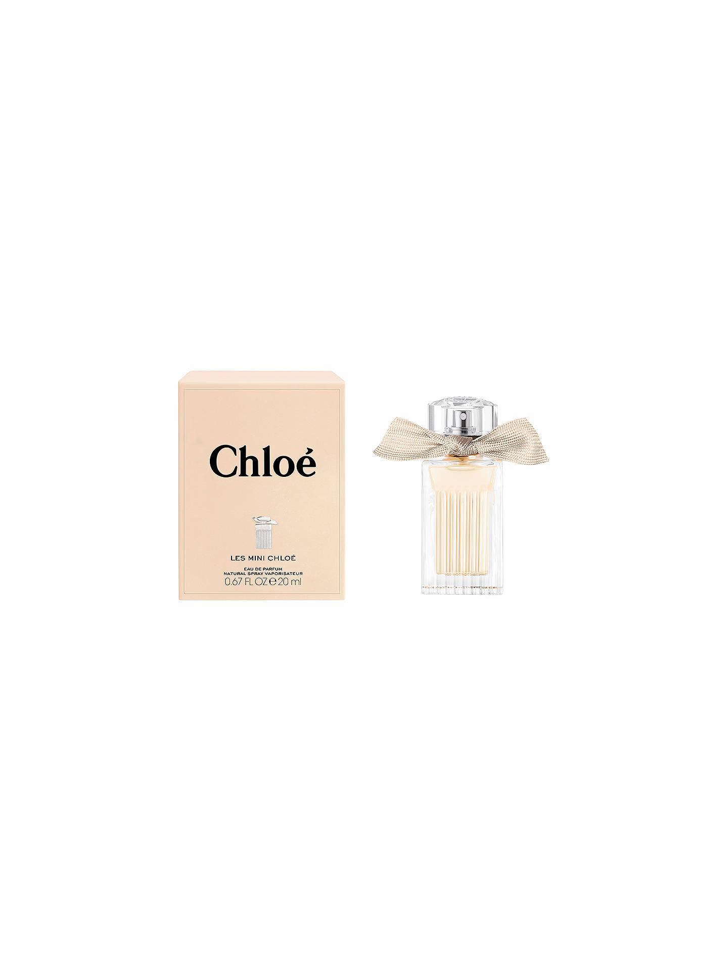 Chloe香水瓶和盒子，帶金色蝴蝶結，白色背景。