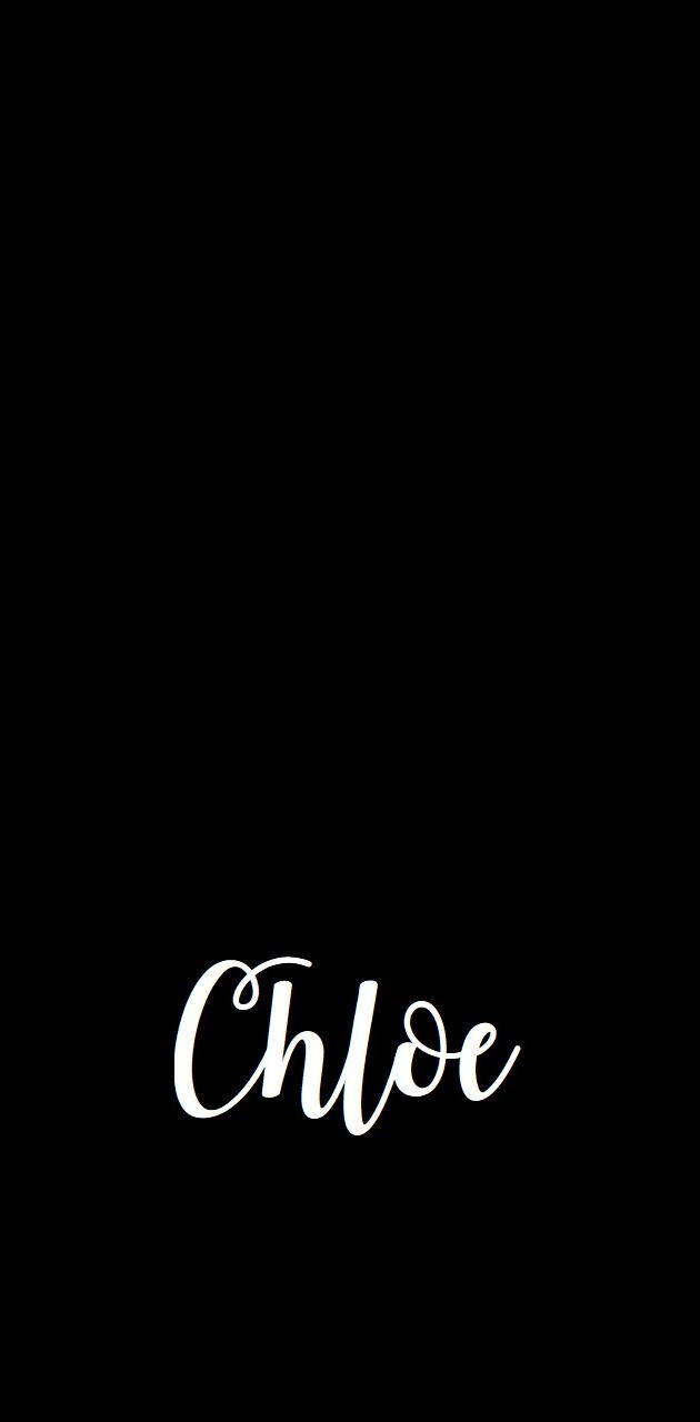 黑色背景上顯示白色草書文字Chloe。