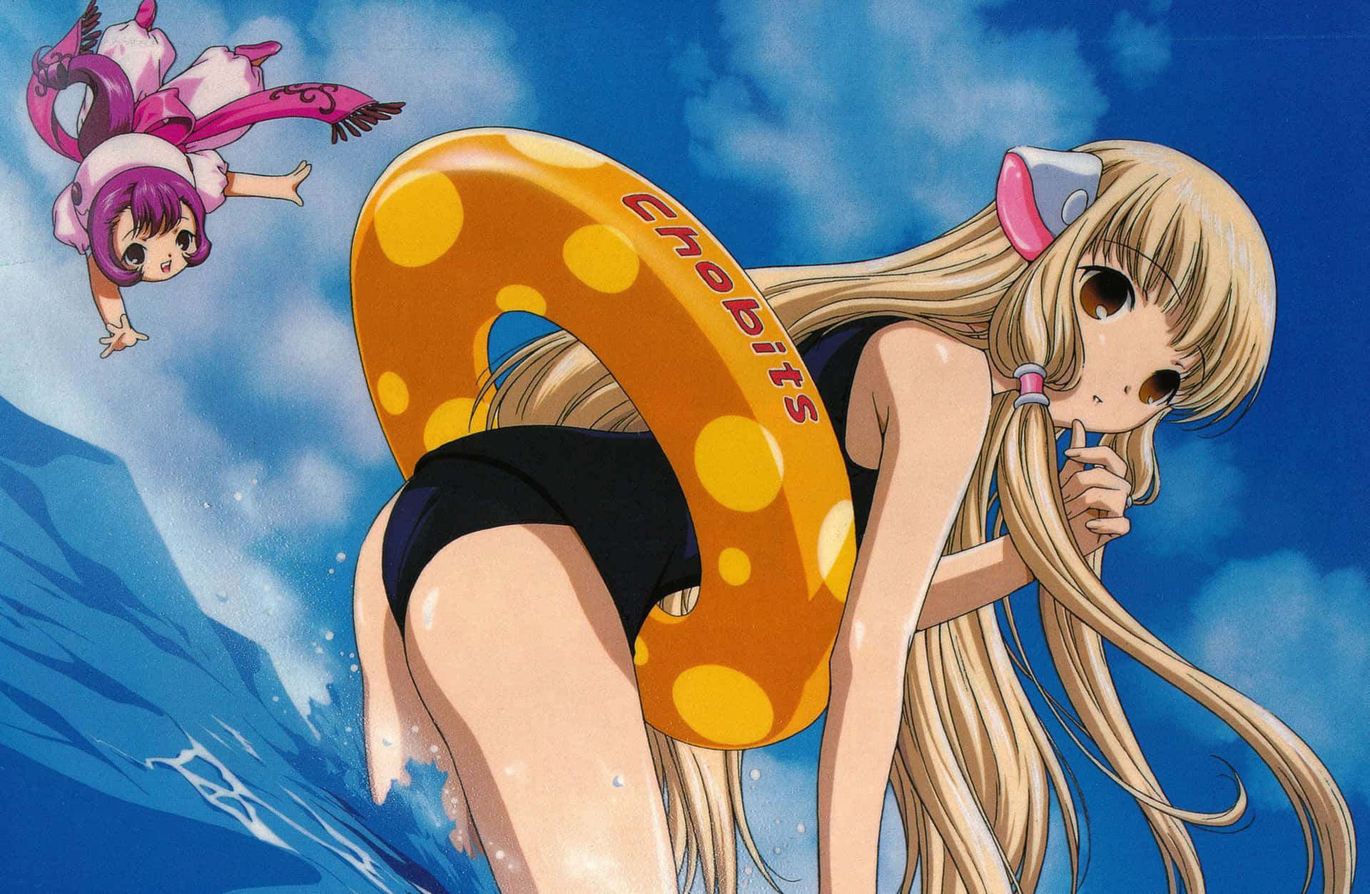 動漫女孩穿著泳衣，拿著帶有 'Chobits' 字樣的橙色浮板，紫髮女孩漂浮在上方天空。