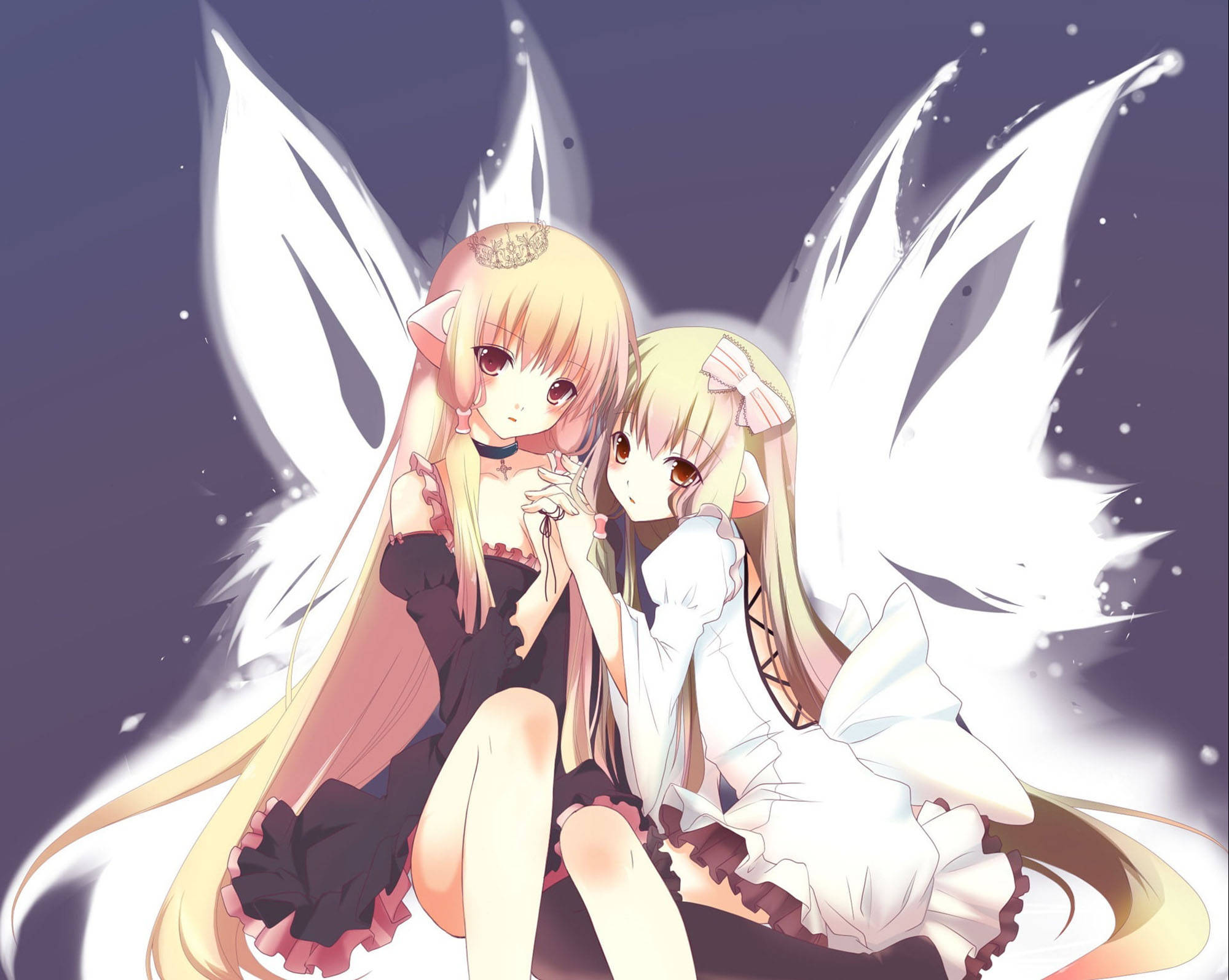 《Chobits》雙生仙子 壁紙 — 兩個擁有巨大白色翅膀的動漫女孩，在繁星點點的紫色背景下緊靠而坐。