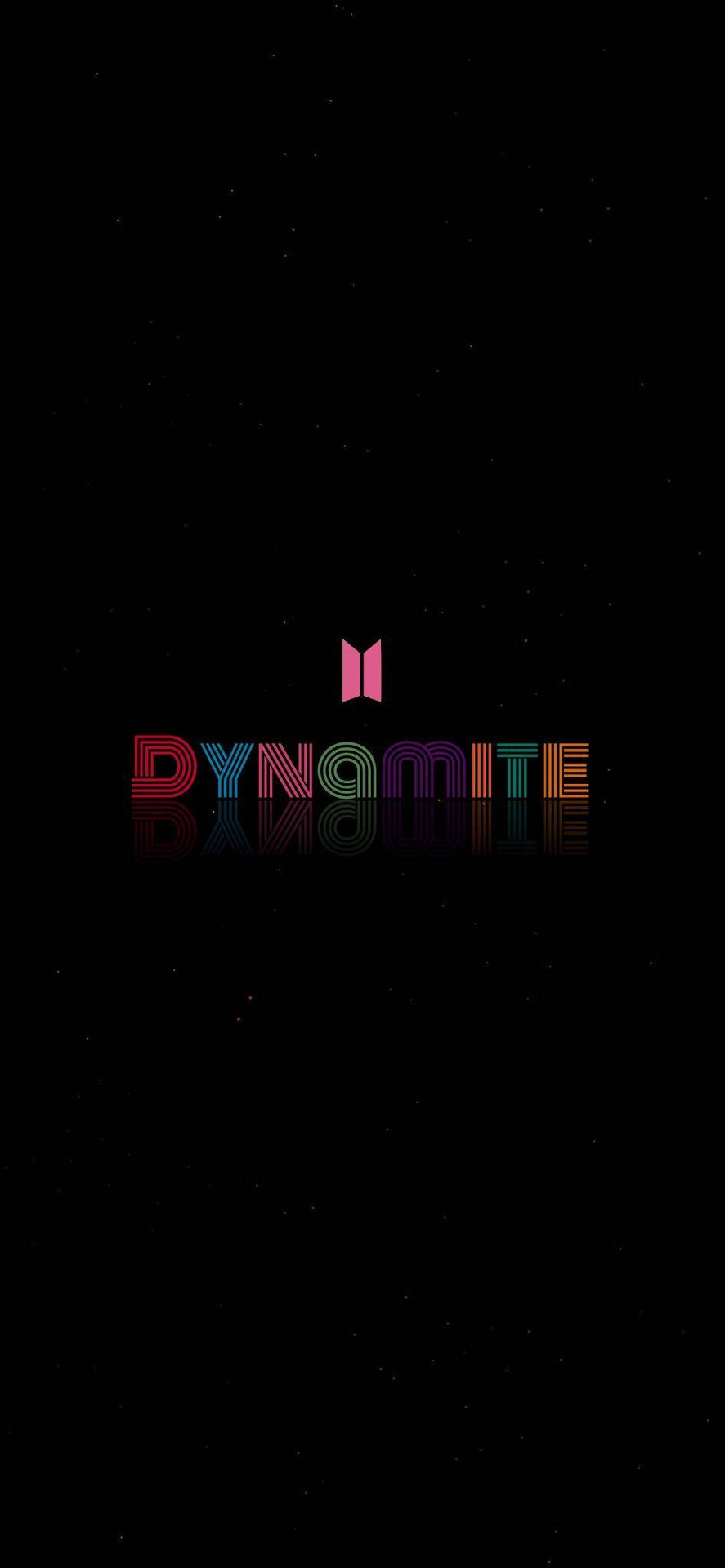 BTS Dynamite標誌，帶有彩虹漸變文字和黑色星空背景及倒影。