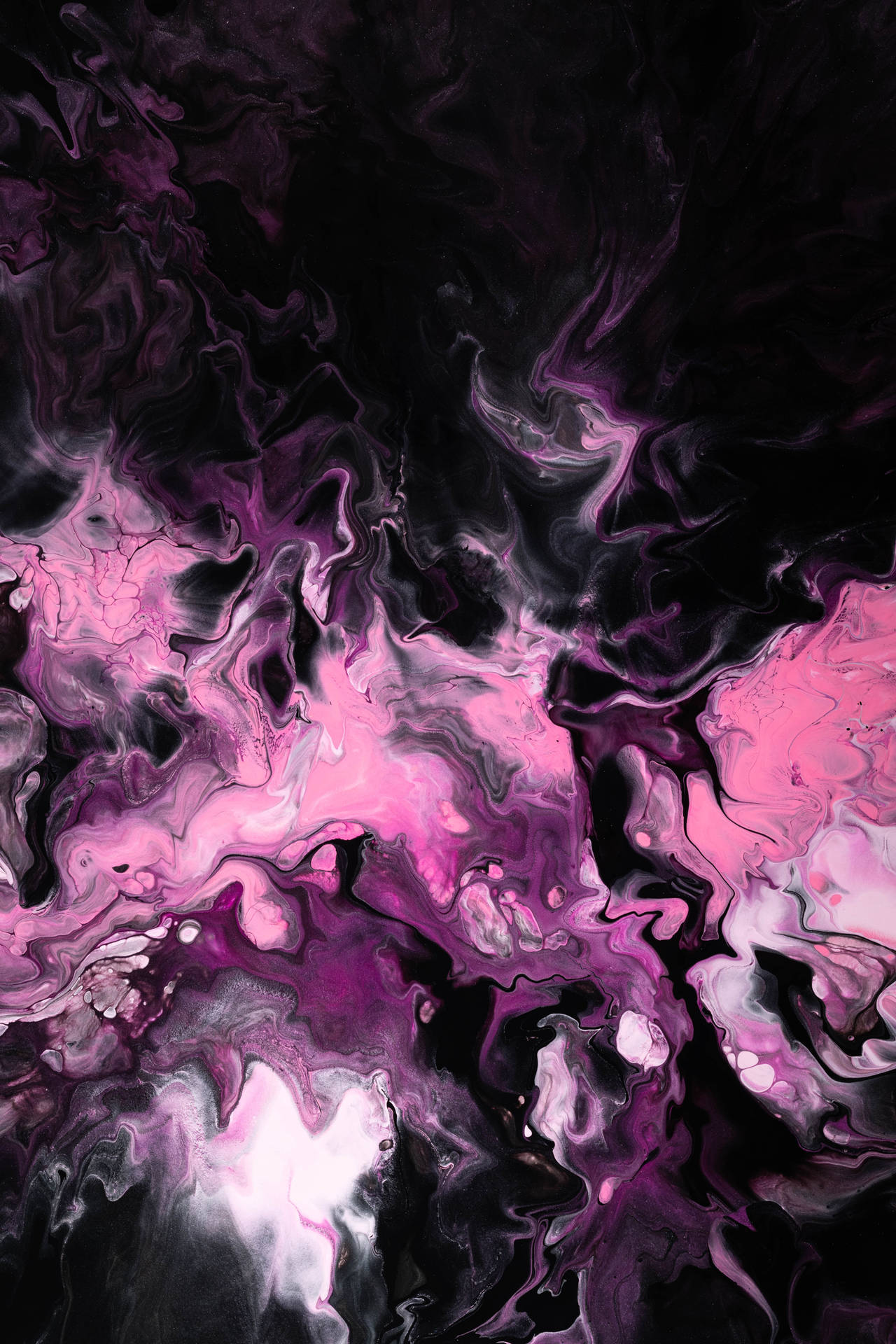 紫粉暗色抽象 壁紙 — 充滿活力的粉紅色和紫色墨水漩渦在深黑色背景上動態流動，形成迷人的抽象構圖。
