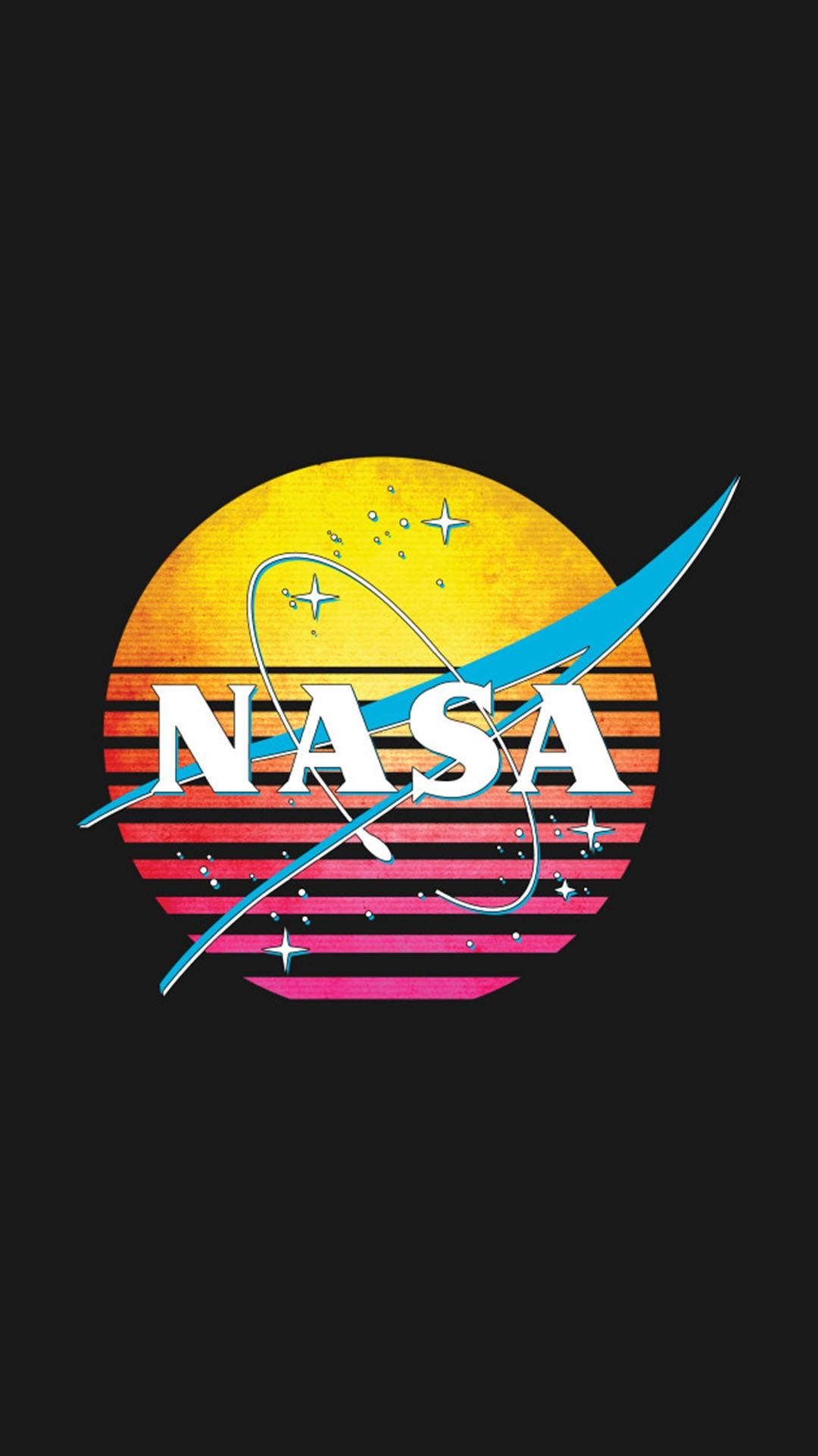 復古NASA標誌，帶有色彩繽紛的太陽和星星，背景為黑色。