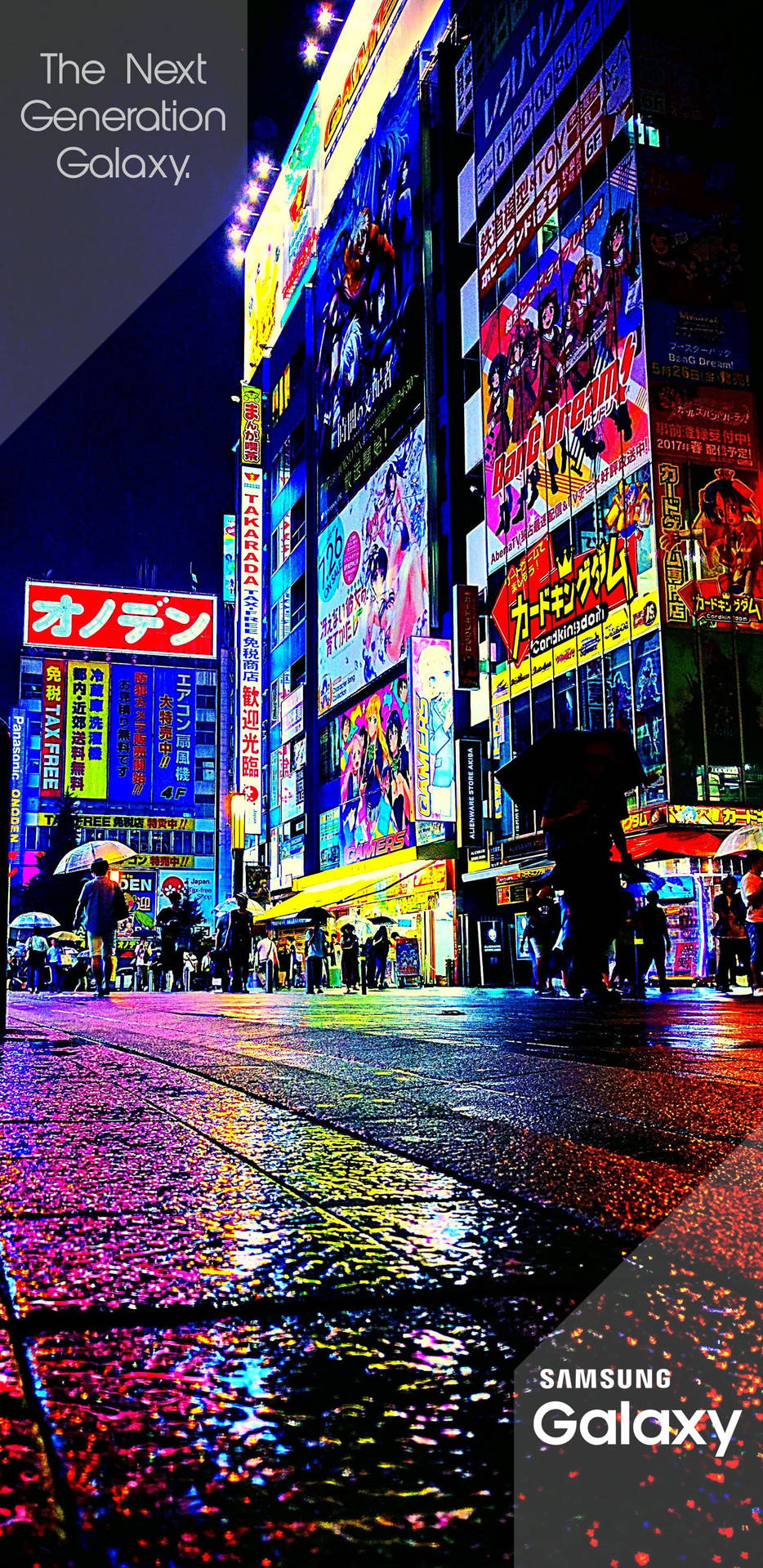 雨濕的東京街道在夜晚閃爍著霓虹燈牌的光芒。