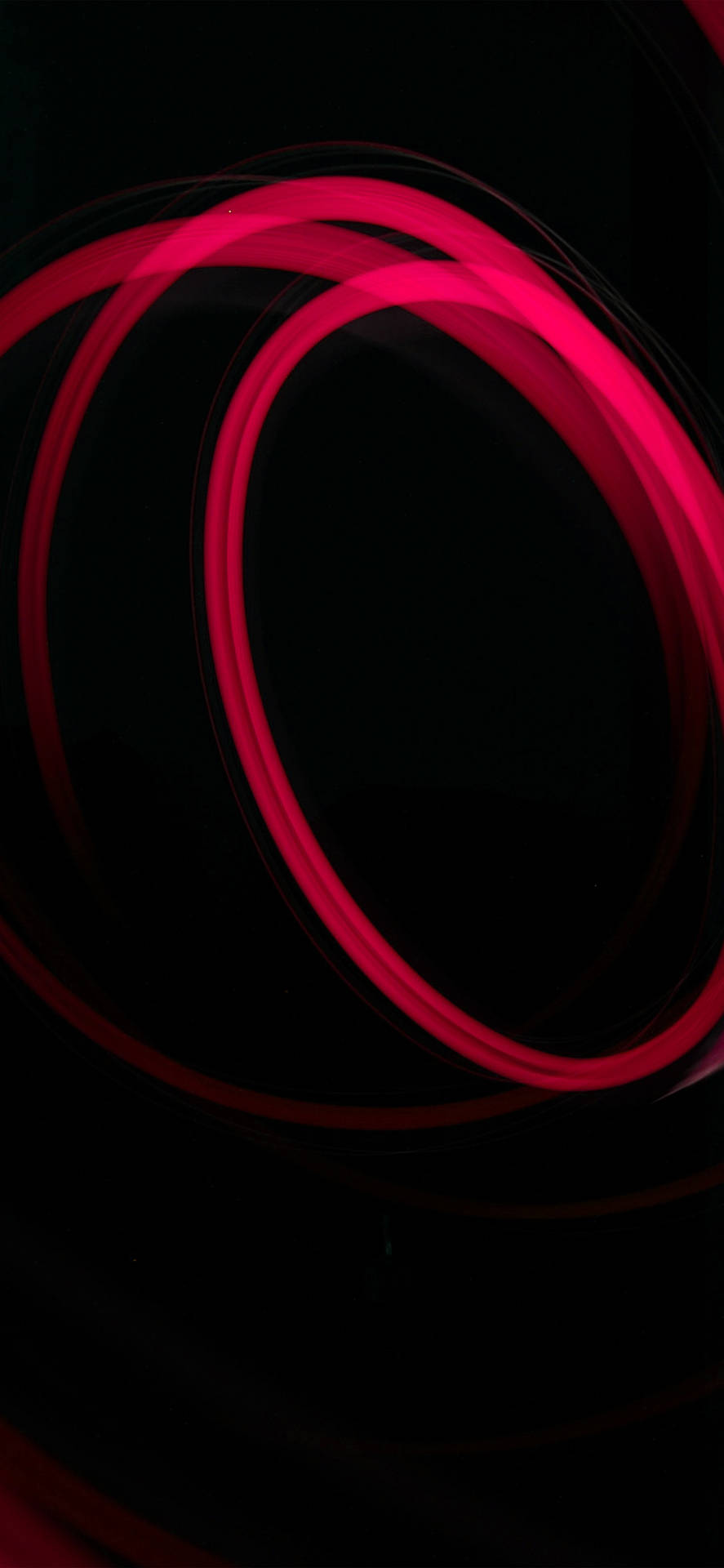 在黑色背景上旋轉的抽象發光紅色環