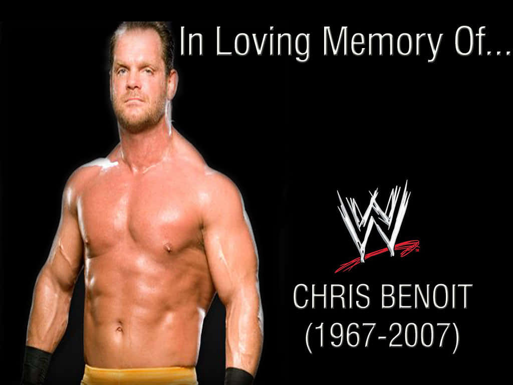 摔角手 Chris Benoit 的肖像，帶有 WWE 標誌和紀念文字。