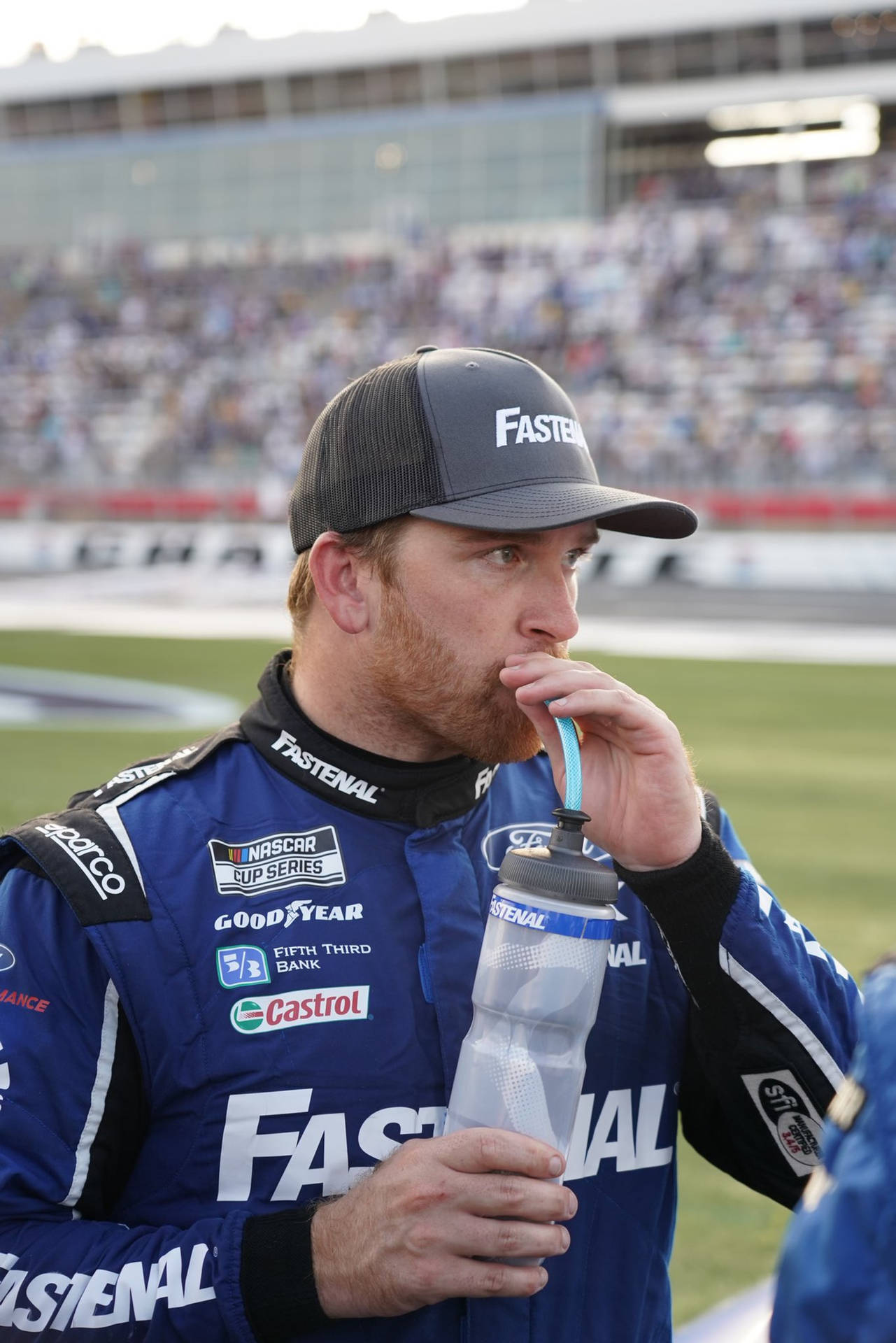 NASCAR車手在賽事期間在賽道上喝水。