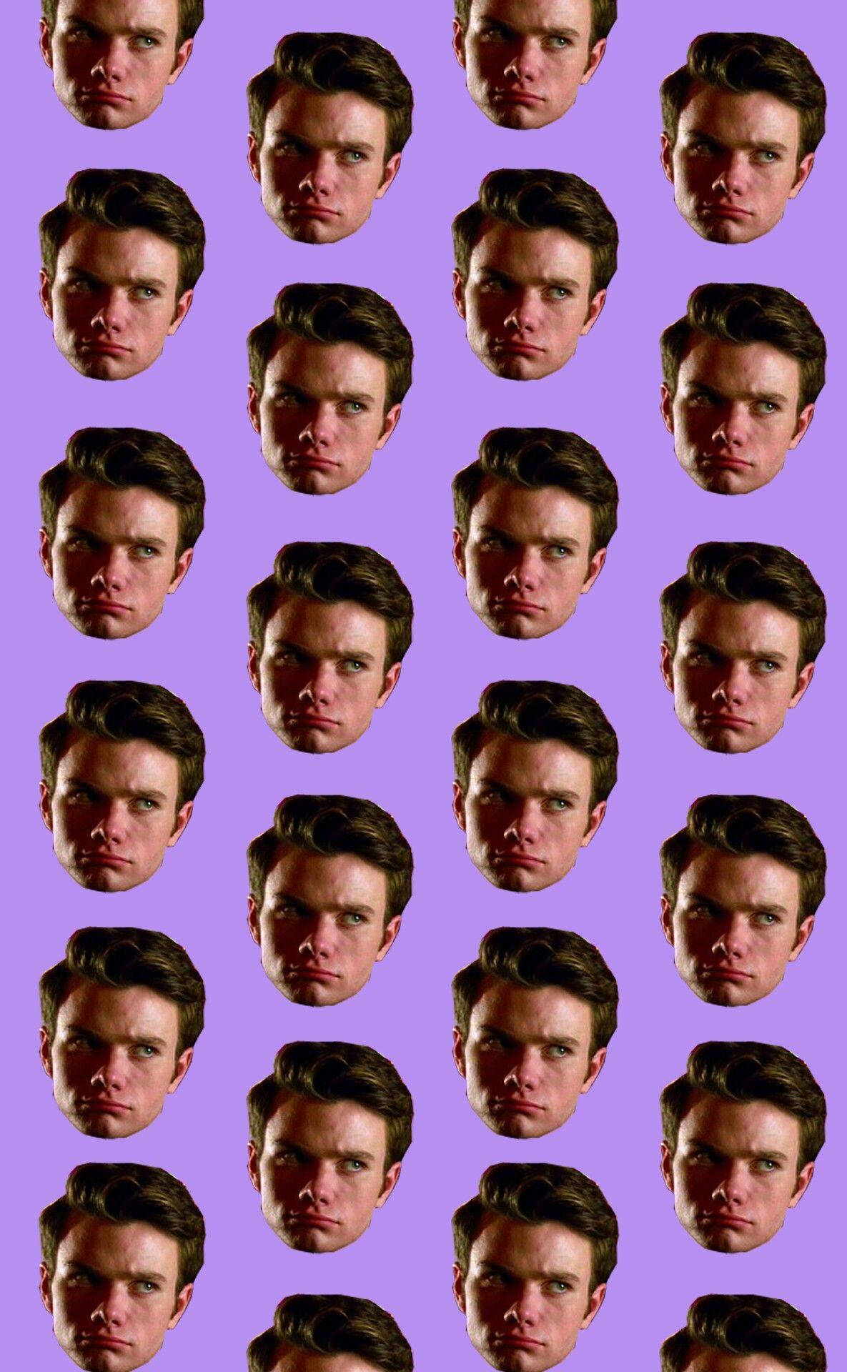 Chris Colfer 紫色美學 壁紙 — 在純紫色背景上，具有強烈表情的相同男性面孔的網格。