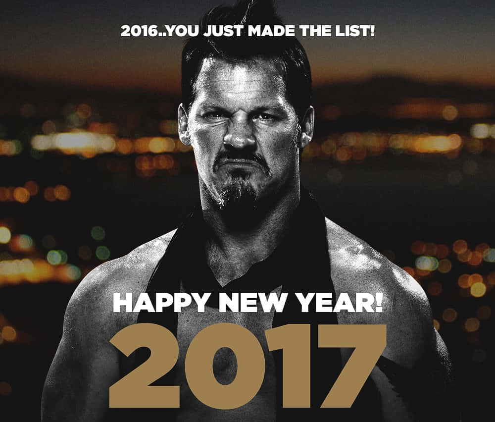 Chris Jericho 2017新年賀圖 壁紙 — 一個留著山羊鬍的肌肉男在黃昏時分對著模糊的城市天際線強烈凝視，並有粗體文字慶祝2017年新年。
