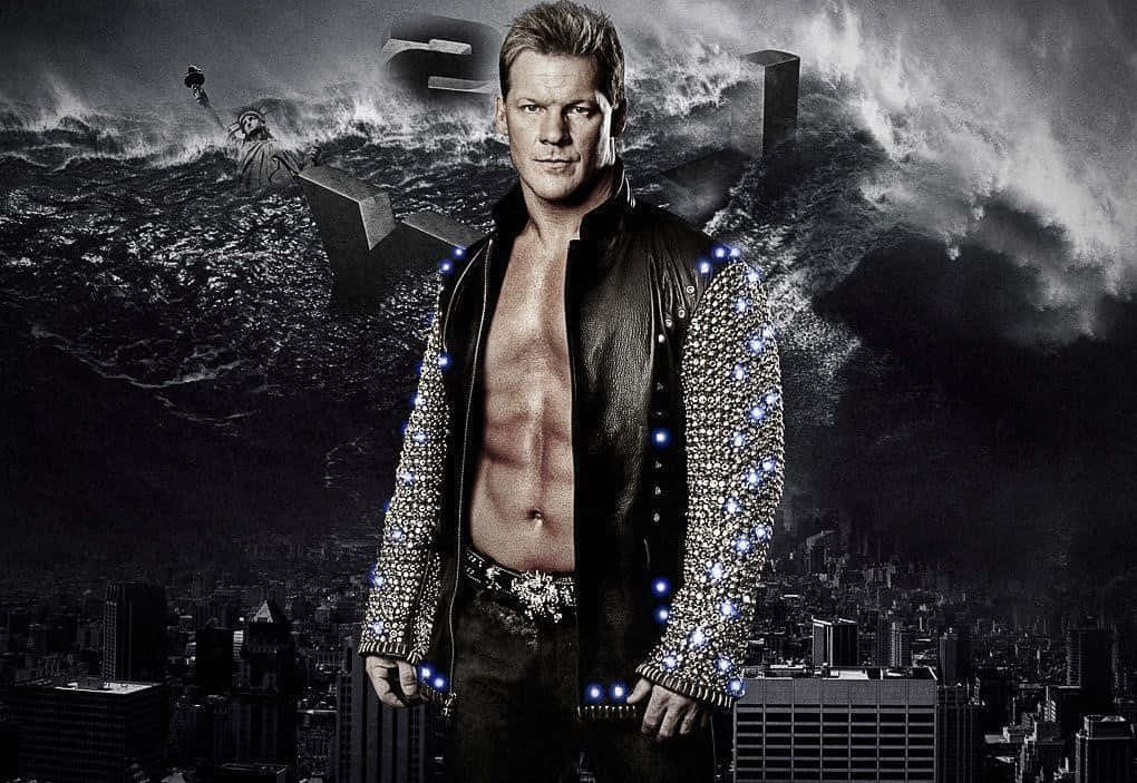 Chris Jericho WWE 末日世界 壁紙 — 一個肌肉發達的男人穿著鉚釘皮褸，挑釁地站在風暴肆虐的城市景觀之上，背後是破碎的自由神像。