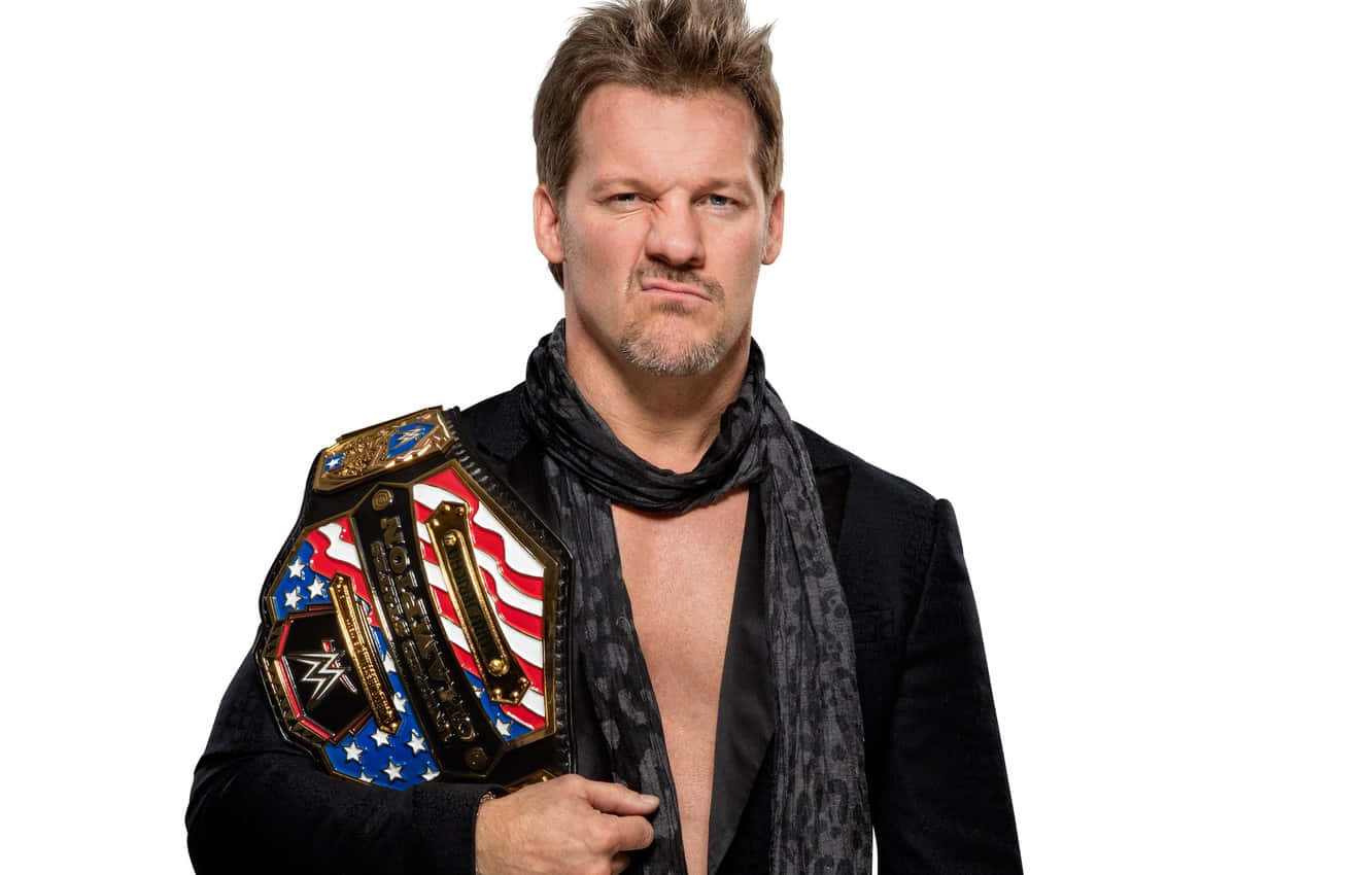 Chris Jericho WWE 美國冠軍壁紙 壁紙 — 一位肌肉發達的摔角手表情嚴肅，在純白背景前舉起一條愛國冠軍腰帶。