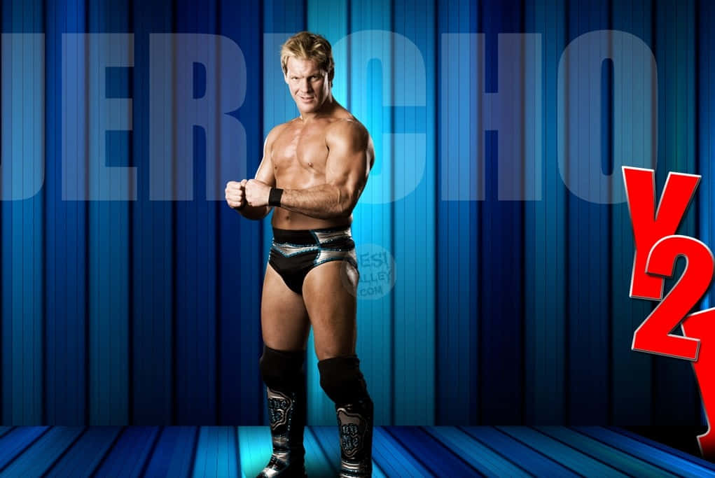 Chris Jericho Y2J WWE 全身照 壁紙 — 肌肉發達的摔角手 Jericho 自信地穿著摔角裝備，站在藍色幕布背景前，帶有粗體文字。