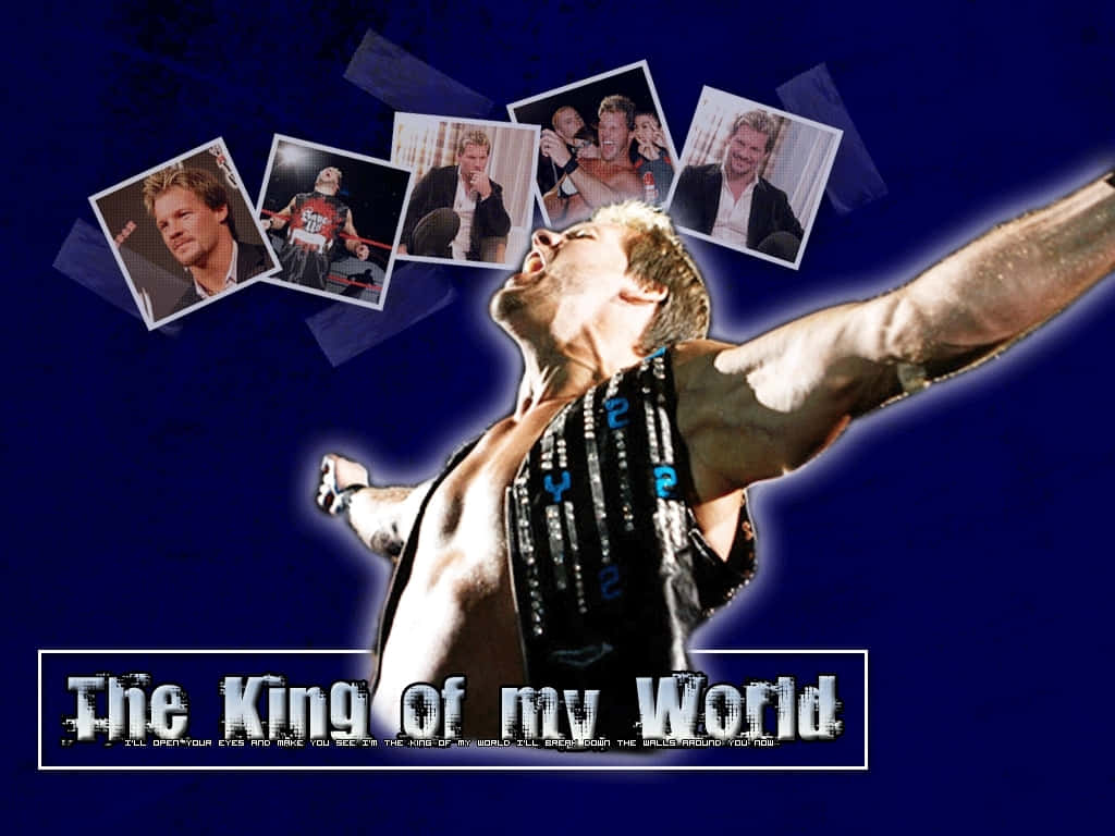 Chris Jericho 世界之王 壁紙 — 一個肌肉發達的摔角手在深藍色背景下張開雙臂，周圍環繞著自己的浮動照片和文字「The King of my World」。