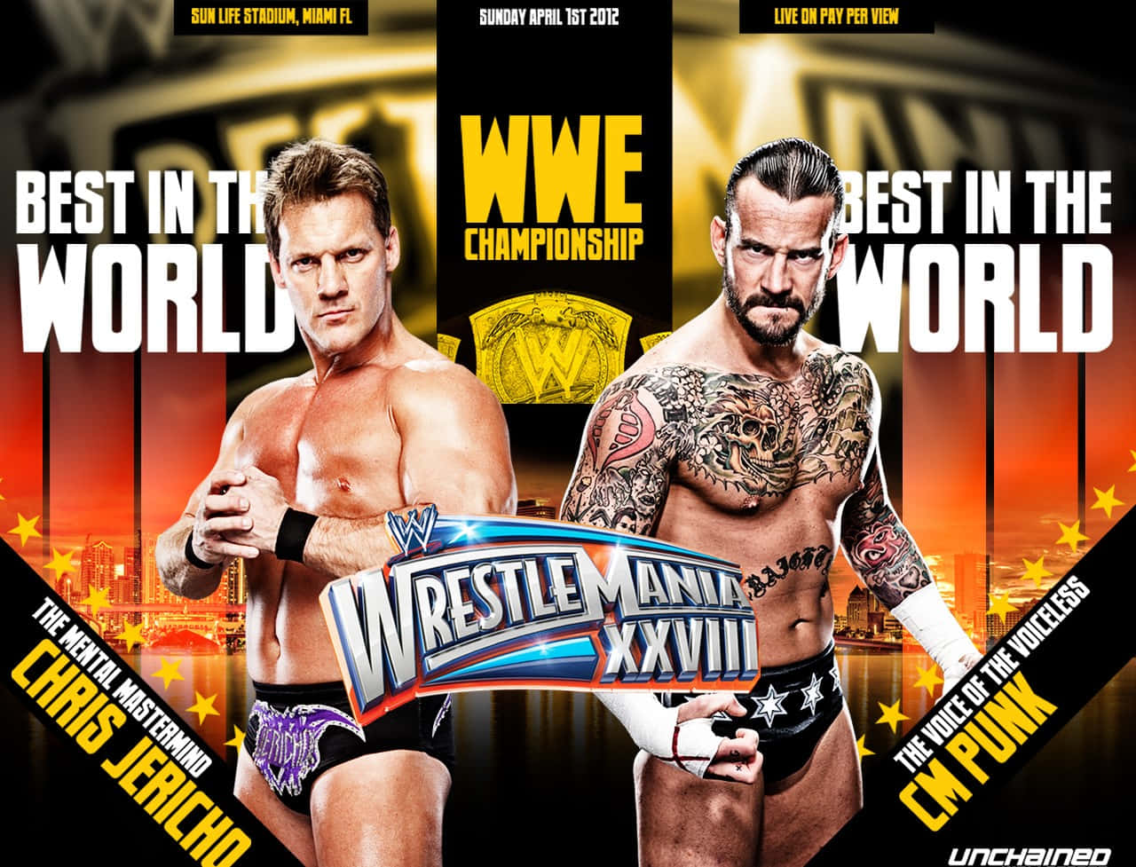 Chris Jericho 對決 CM Punk 爭奪 WWE 標誌冠軍 壁紙 — 兩位肌肉發達的WWE摔角手Chris Jericho和CM Punk在熾熱的城市景觀背景下，強烈地凝視著觀眾，宣傳WrestleMania XXVIII。