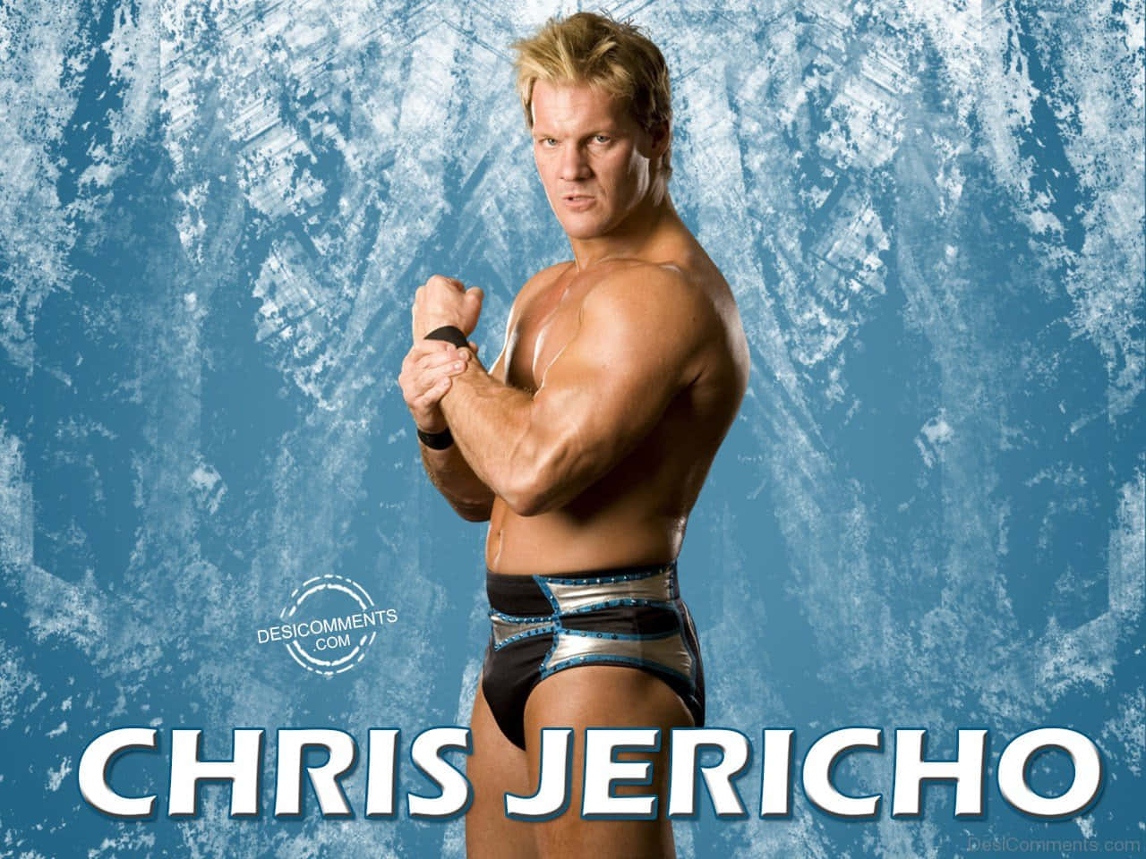Chris Jericho 持洲際冠軍腰帶壁紙 壁紙 — 肌肉發達的摔角手 Chris Jericho 穿著閃亮摔角短褲，在帶有紋理的藍色背景前自信地擺姿勢。