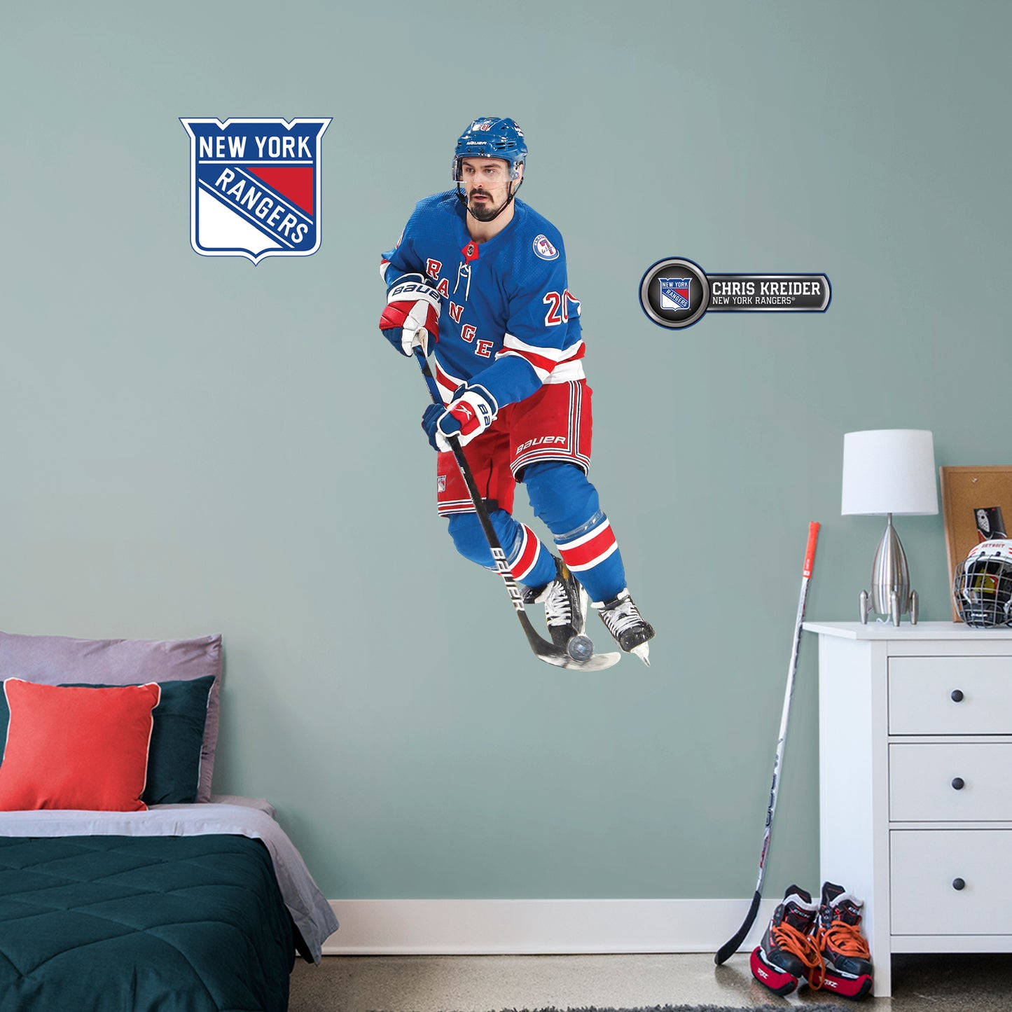 Chris Kreider 冰球主題房間裝飾 壁紙 — 一張紐約遊騎兵冰球球員基斯·克雷德（Chris Kreider）動作姿勢的牆貼，位於臥室上方，配有床、梳妝台和裝備。