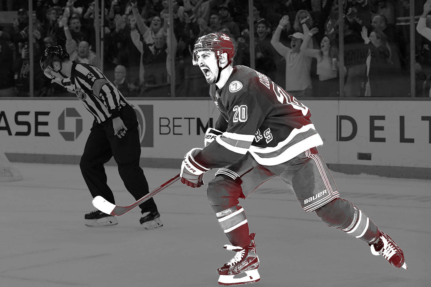 Chris Kreider 紐約遊騎兵隊單色藝術 壁紙 — 一名身穿紅色裝備的冰球運動員在冰上勝利地吶喊，裁判溜冰經過，球迷在玻璃後歡呼。