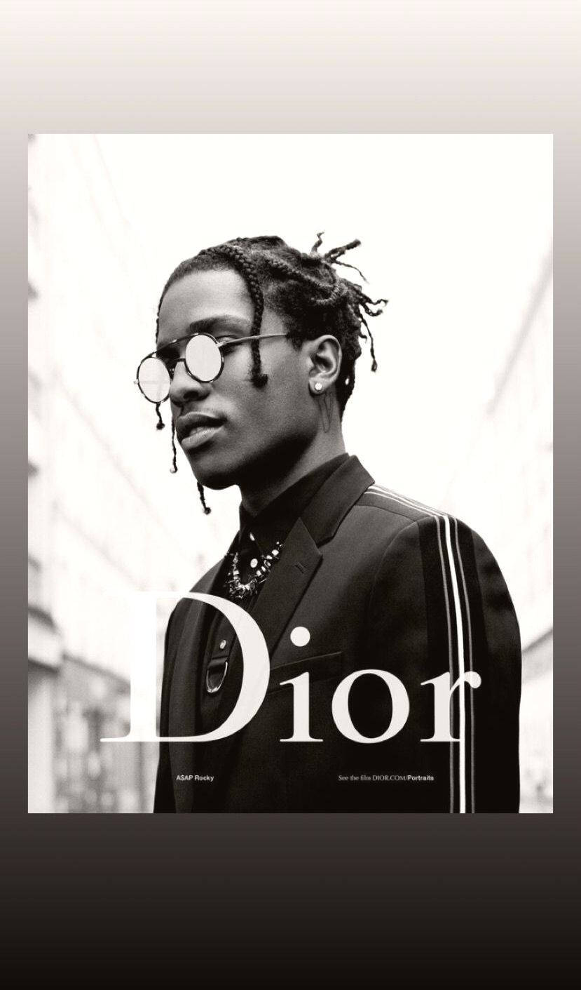 Christian Dior A$ap Rocky 海報 壁紙 — ASAP Rocky 戴著圓形太陽眼鏡和 Dior 外套，以模糊的城市背景拍攝的黑白肖像。