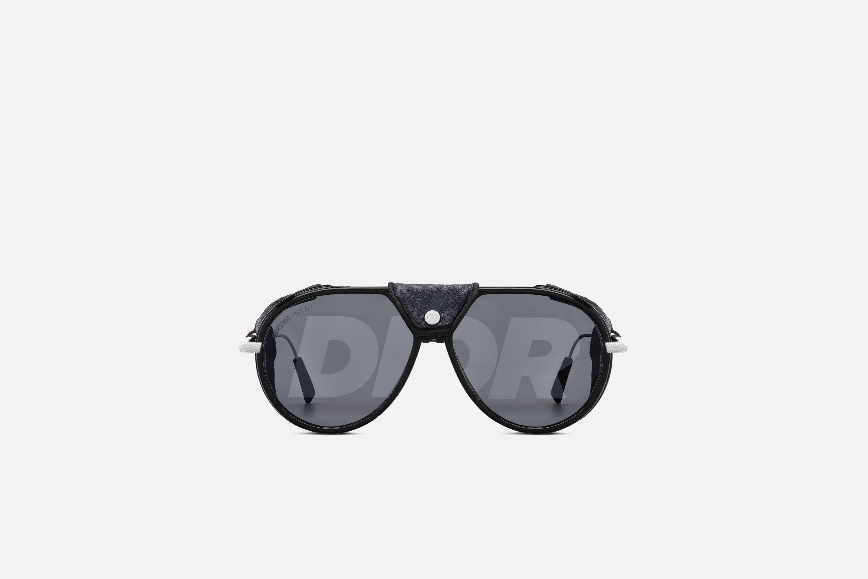 Christian Dior 冰川灰太陽眼鏡 壁紙 — 大膽的黑色飛行員太陽眼鏡，帶有白色點綴和灰色鏡片上的DIOR品牌標誌，置於純白背景上。