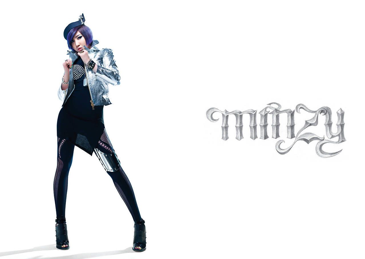 Chrome Hearts Minzy 設計 壁紙 — 一位時尚女性，紫色頭髮，銀色外套，在純白背景前自信地擺姿勢，旁邊是一個風格化的金屬標誌。