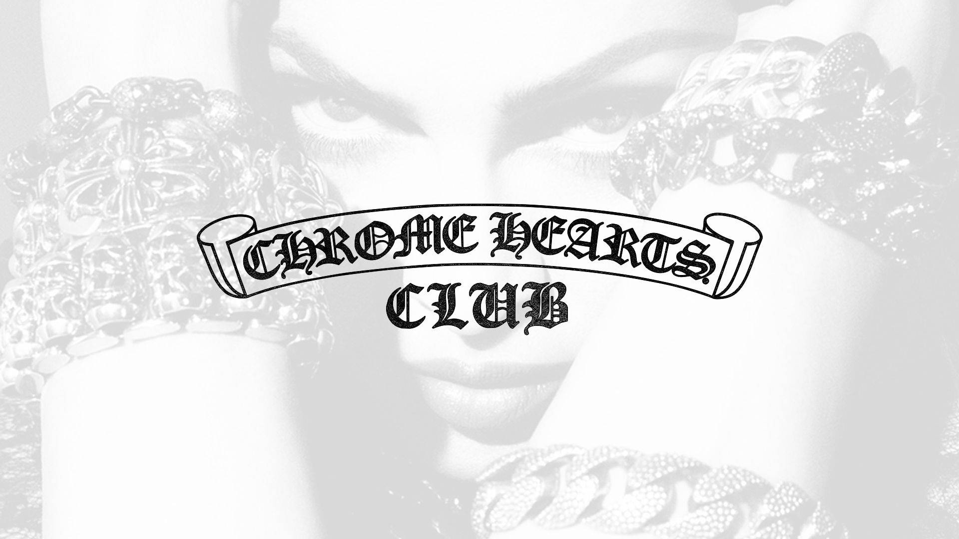 Chrome Hearts 俱樂部 壁紙 — 一個單色特寫鏡頭，捕捉一位女士的臉龐，周圍環繞著華麗珠寶，並疊加 'Chrome Hearts Club' 標誌。