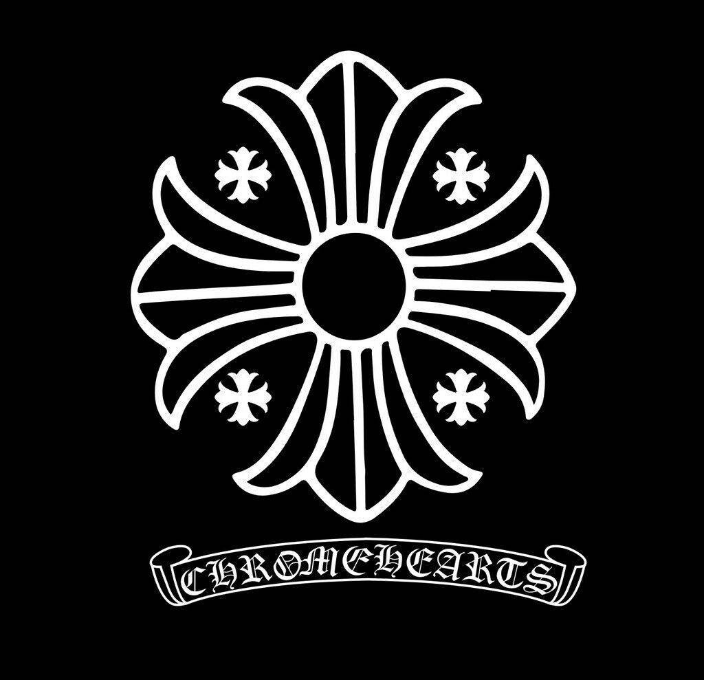 Chrome Hearts 標誌，帶有白色風格化的花朵和四個十字架，背景為黑色。 — 棕色心形 壁紙