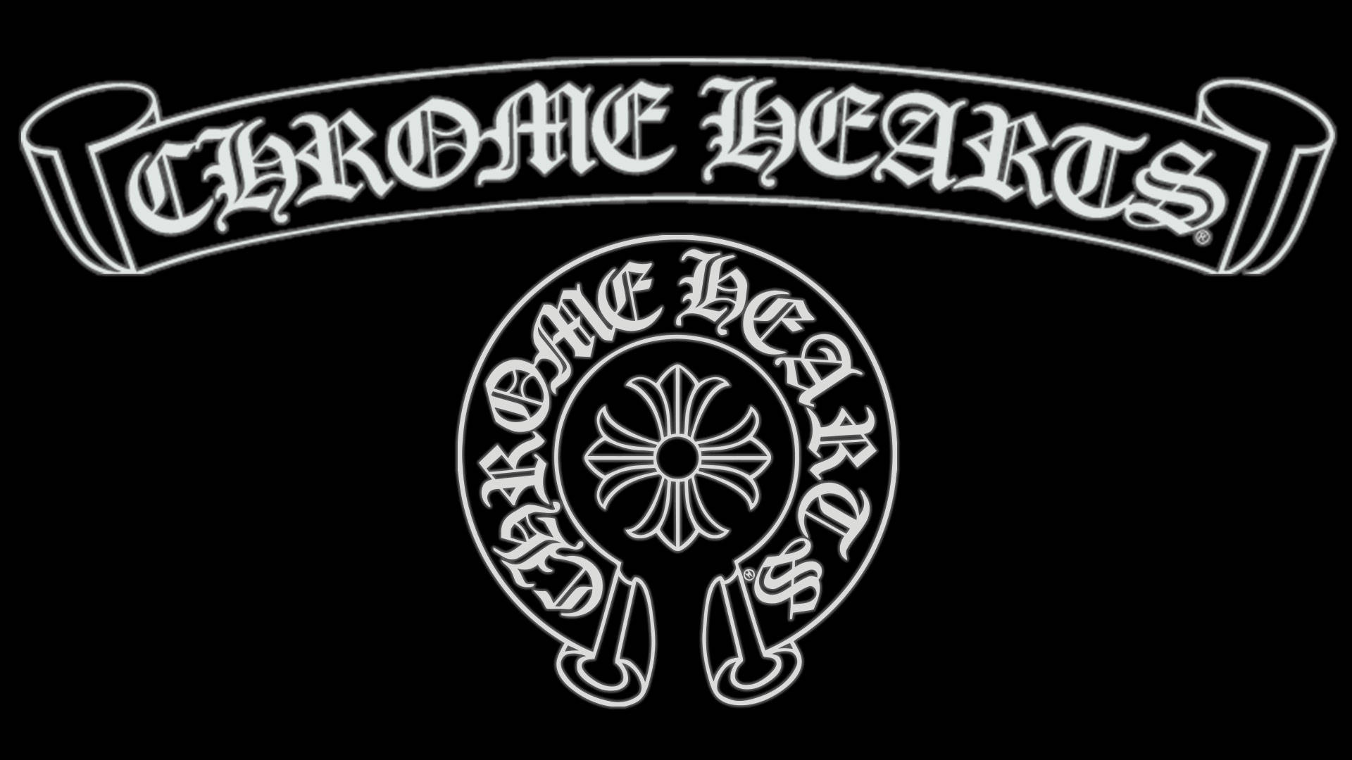 Chrome Hearts 標誌刻印 壁紙 — 黑色背景上帶有哥德式字體和花卉標誌的白色Chrome Hearts標誌。