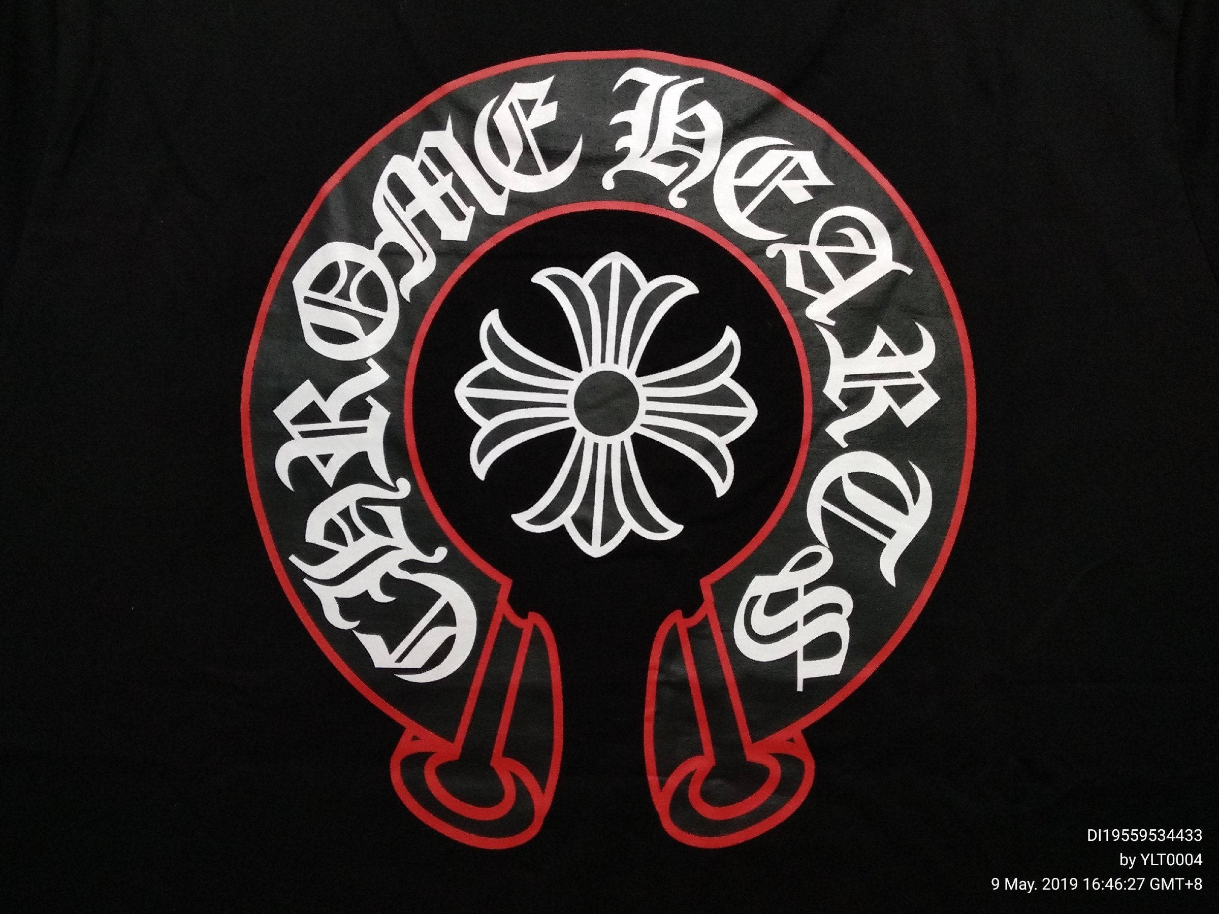 Chrome Hearts 標誌設計 壁紙 — 一件黑色T恤展示了一個大膽的白色和紅色圓形標誌，帶有'CHROME HEARTS'文字和一個風格化的花卉徽章。