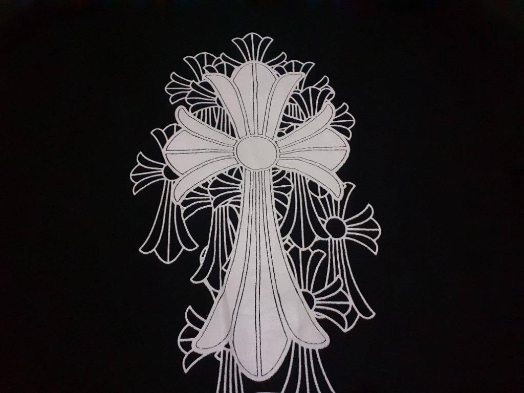 Chrome Hearts 灰色絲帶圖案 壁紙 — 白色刺繡花卉十字架設計在純黑色背景上脫穎而出，帶有複雜的蕾絲狀圖案。