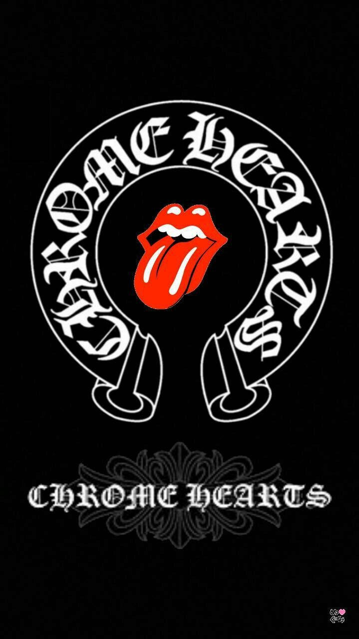 Chrome Hearts 紅舌標誌 壁紙 — 黑色背景上有一個白色圓形標誌，帶有紅色舌頭和嘴唇，兩側有交叉的劍，下方有「CHROME HEARTS」文字。
