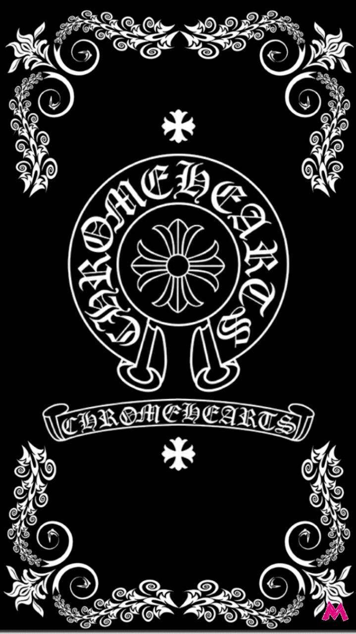 Chrome Hearts 經典標誌 壁紙 — 黑色背景上有一個白色裝飾性Chrom Hearts標誌，帶有花卉邊框和交叉的劍。