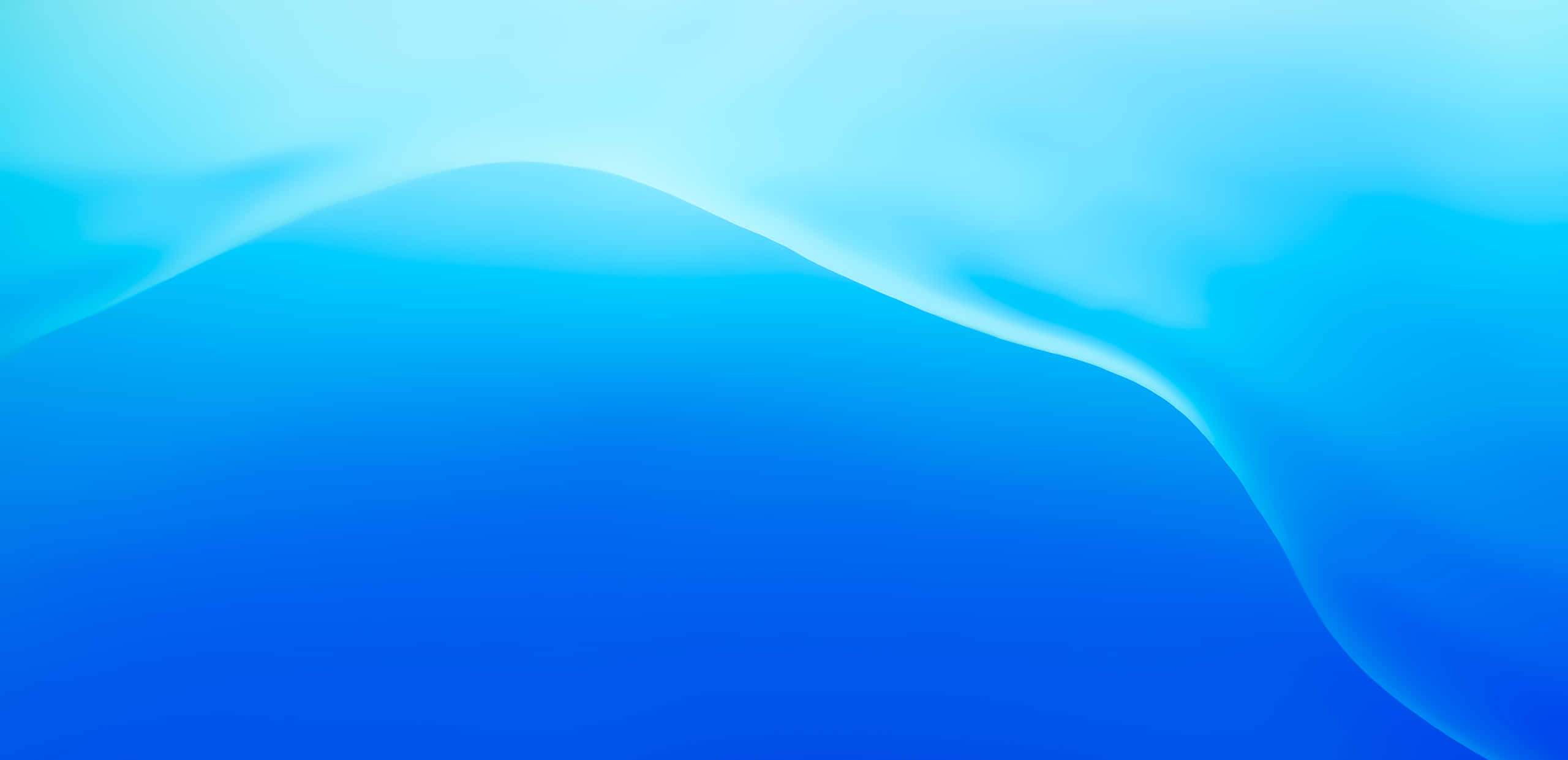 體驗更流暢、無縫的計算體驗，盡在Chrome OS 壁紙 — 平靜的抽象波浪，漸變藍色調在畫面中流暢流動。
