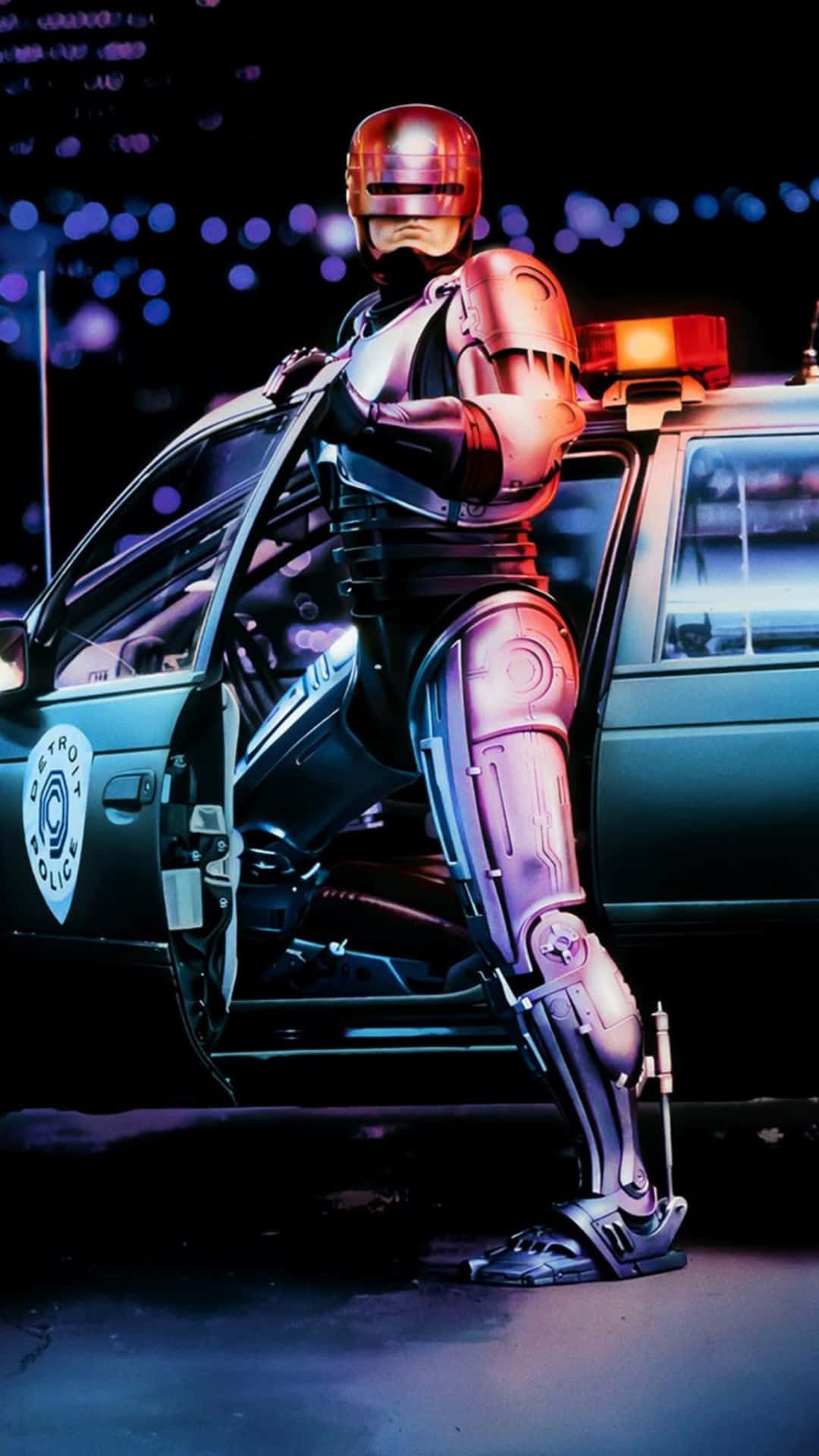  壁紙 — 一名鍍鉻機械人警察在夜晚的霓虹燈光下站在巡邏車旁邊。